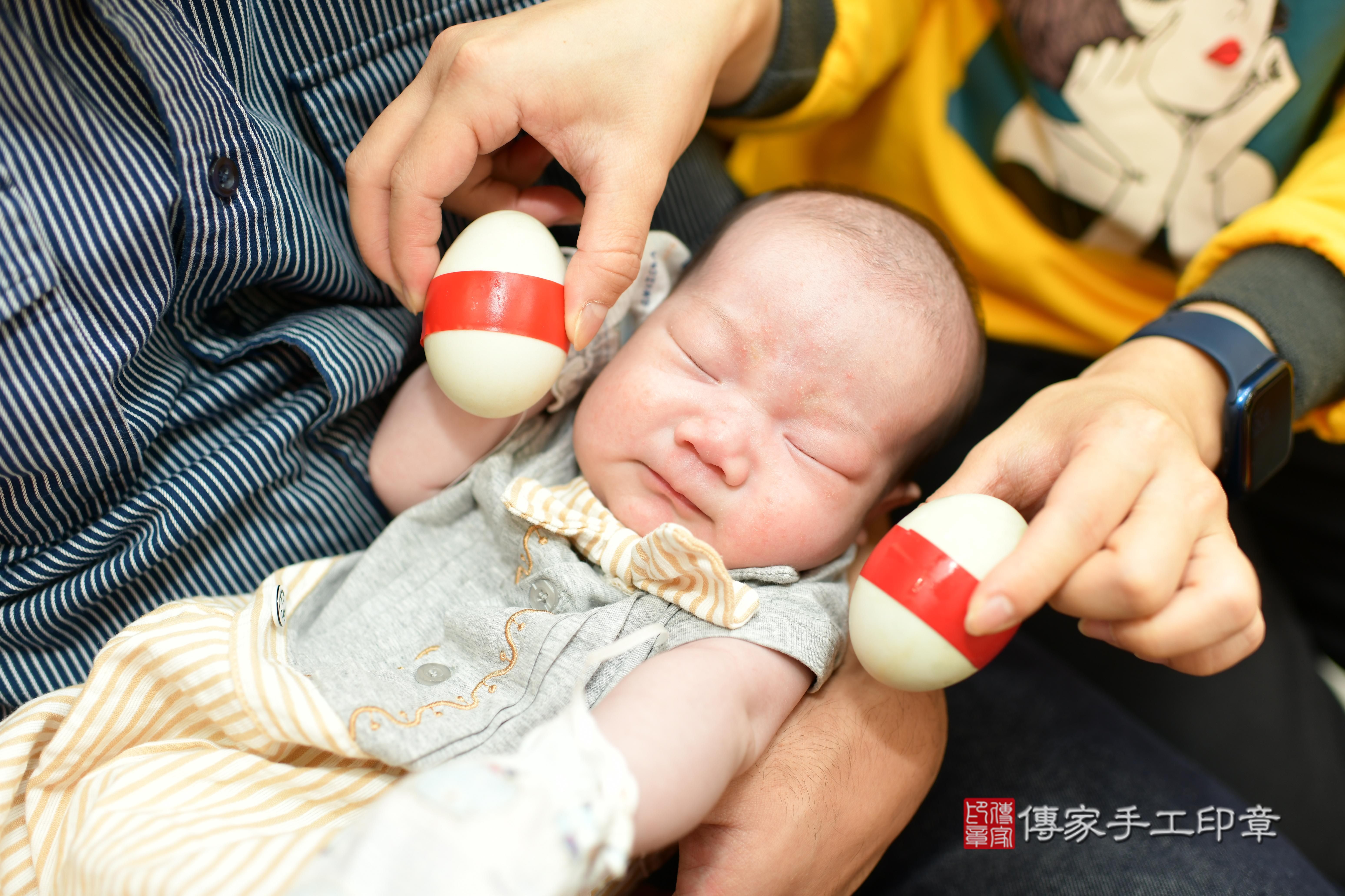 傳家手工印章台南店、抓周、度脺、中國風會場、傳家嬰兒古禮、吉祥話、抓周道具物品24種、拍照。抓周證書。寶寶抓周、滿周歲、生日快樂、祝福