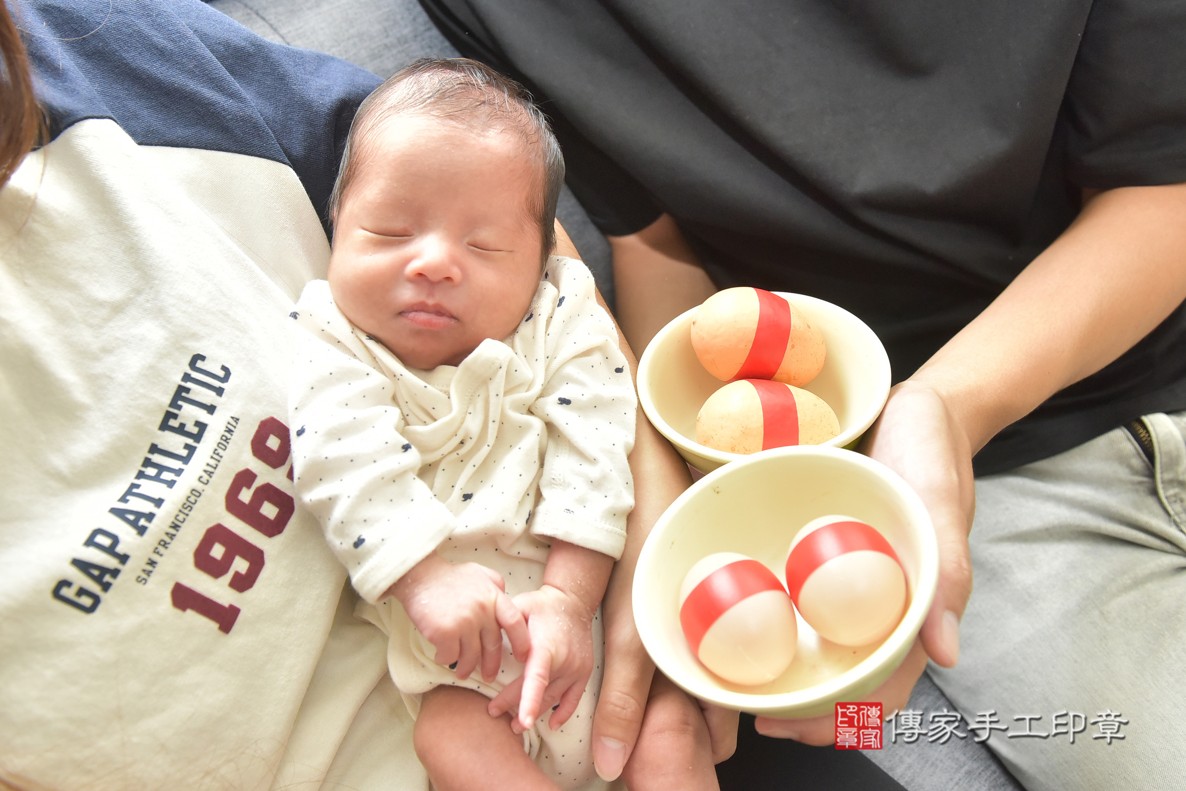 小勛寶寶(台中市沙鹿區到府嬰兒小勛寶寶滿月剃頭理髮、到府嬰兒剃胎毛儀式吉祥話)。到府剃頭剃胎毛主持、專業拍照、證書。★購買「臍帶章、肚臍章、胎毛筆刷印章」贈送：剃頭、收涎、抓周，三選一。2024.8.1，照片11