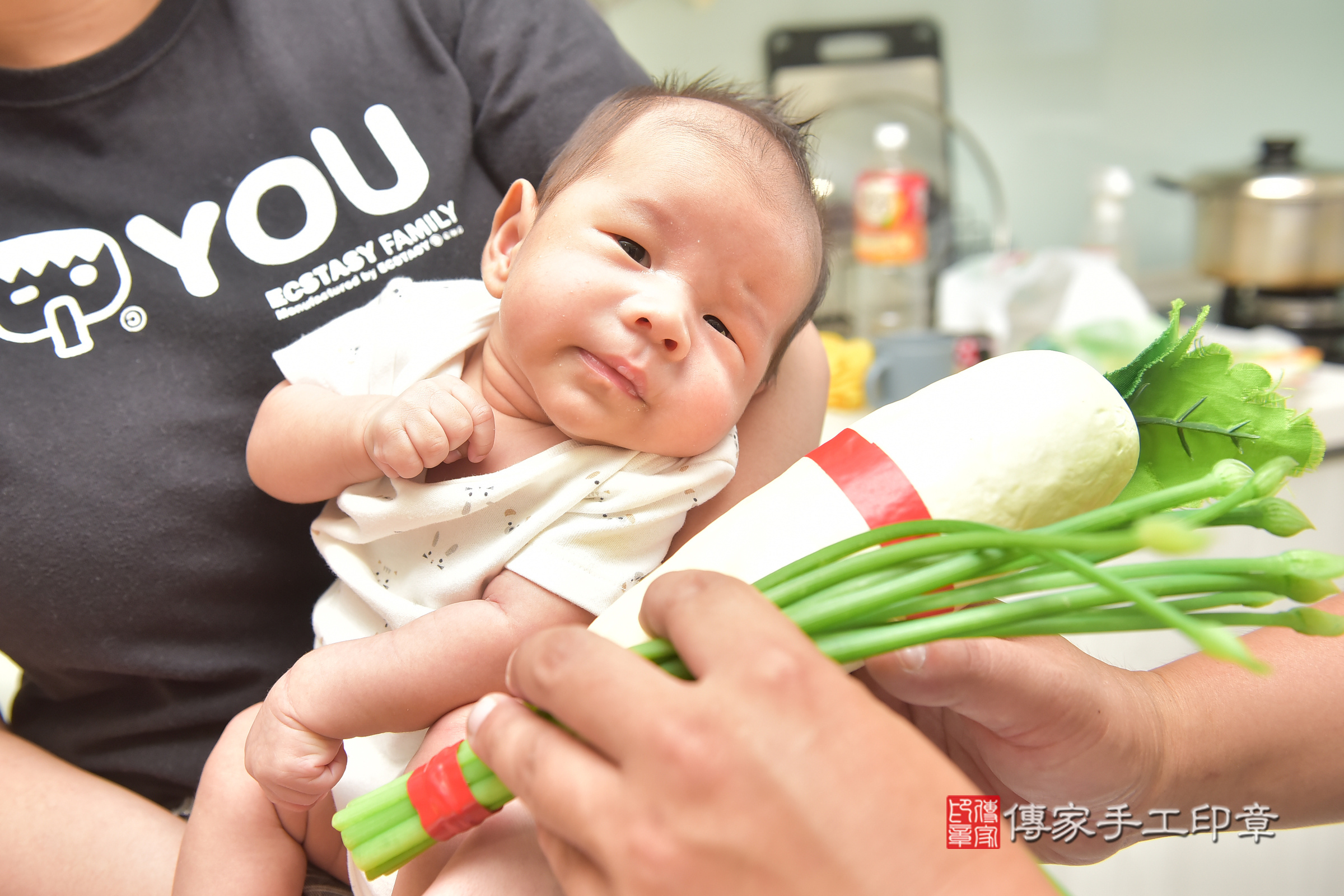 小佐寶寶(台中市大雅區到府嬰兒小佐寶寶滿月剃頭理髮、到府嬰兒剃胎毛儀式吉祥話)。到府剃頭剃胎毛主持、專業拍照、證書。★購買「臍帶章、肚臍章、胎毛筆刷印章」贈送：剃頭、收涎、抓周，三選一。2024.8.9，照片9