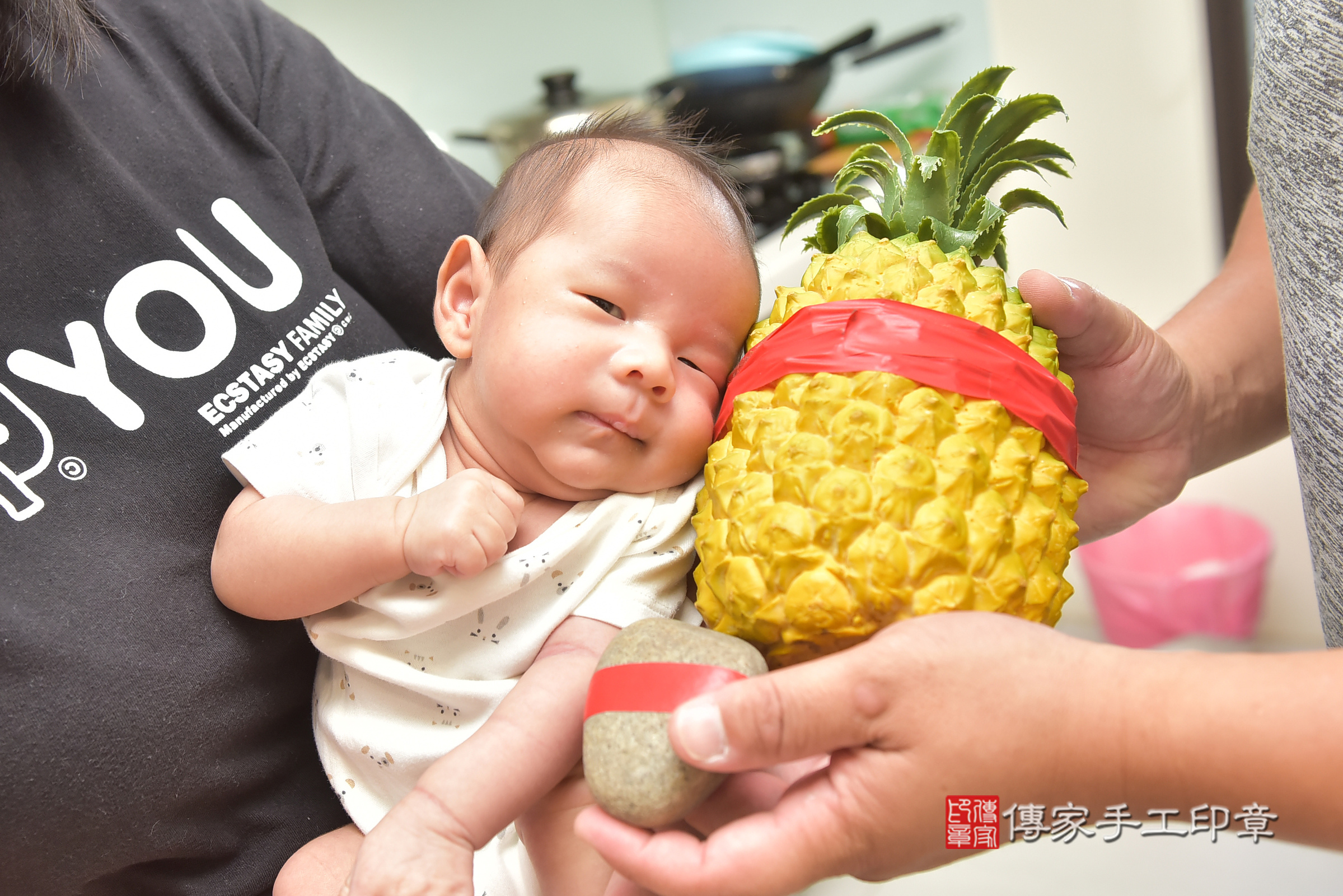 小佐寶寶(台中市大雅區到府嬰兒小佐寶寶滿月剃頭理髮、到府嬰兒剃胎毛儀式吉祥話)。到府剃頭剃胎毛主持、專業拍照、證書。★購買「臍帶章、肚臍章、胎毛筆刷印章」贈送：剃頭、收涎、抓周，三選一。2024.8.9，照片8