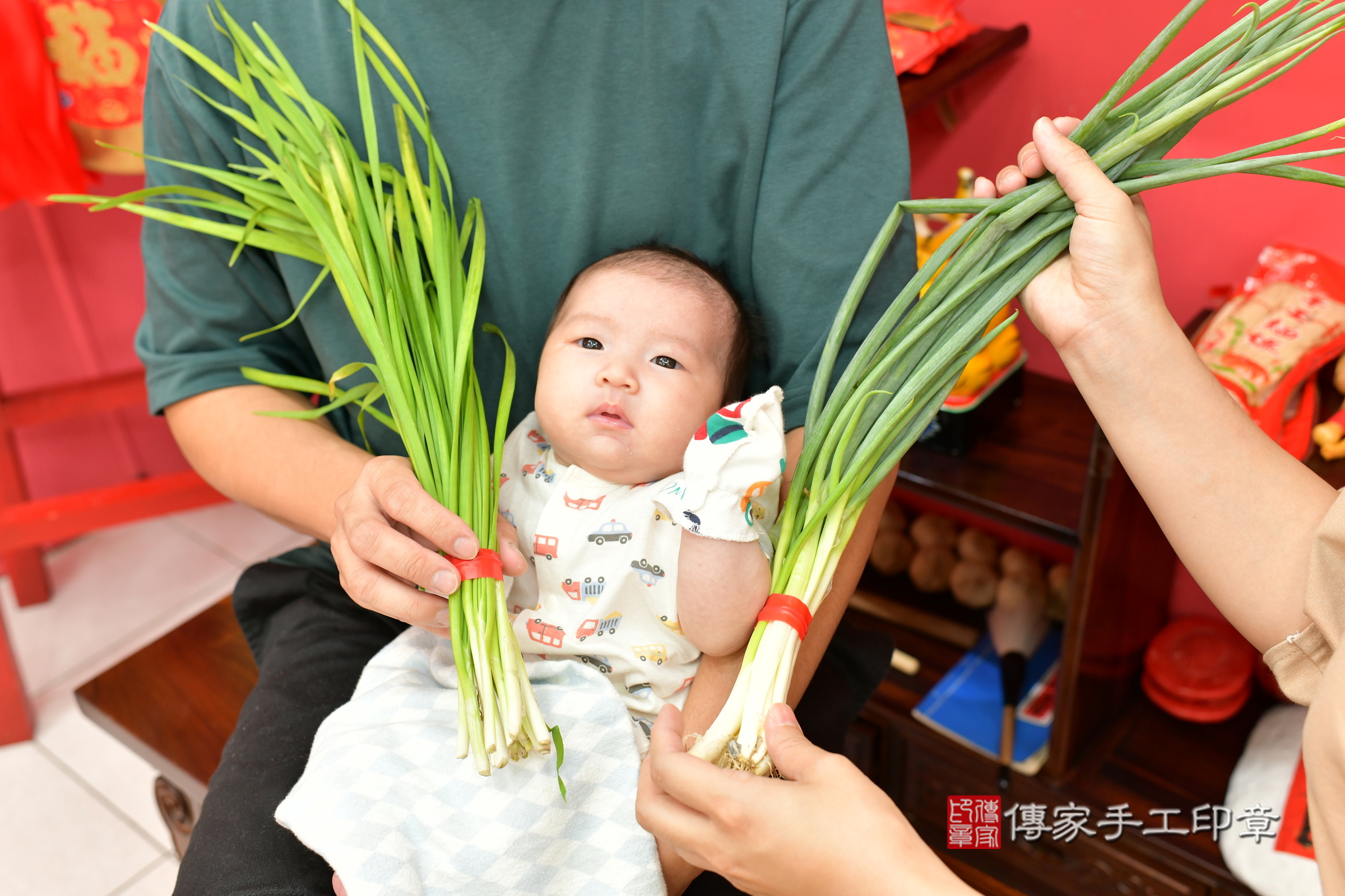 霏霏寶寶(台中市北區嬰兒寶寶滿月剃頭理髮、嬰兒剃胎毛儀式吉祥話)。中國風會場，爸媽寶貝穿「日中韓」古裝禮服。專業拍照、證書。★購買「臍帶章、肚臍章、胎毛筆刷印章」贈送：剃頭、收涎、抓周，三選一。2024.8.11，照片8