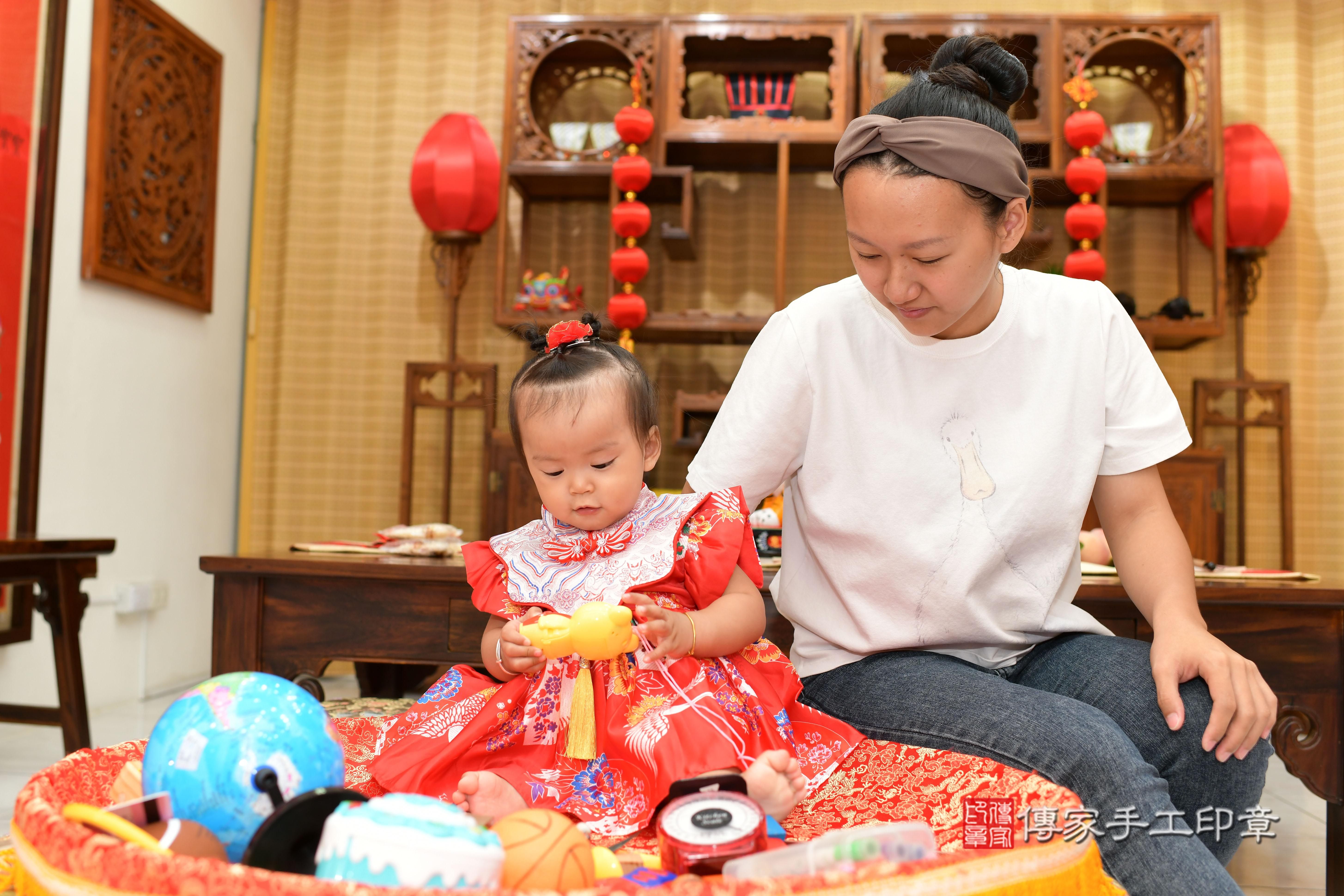 傳家手工印章台南店、抓周、度脺、中國風會場、傳家嬰兒古禮、吉祥話、抓周道具物品24種、拍照。抓周證書。寶寶抓周、滿周歲、生日快樂、祝福