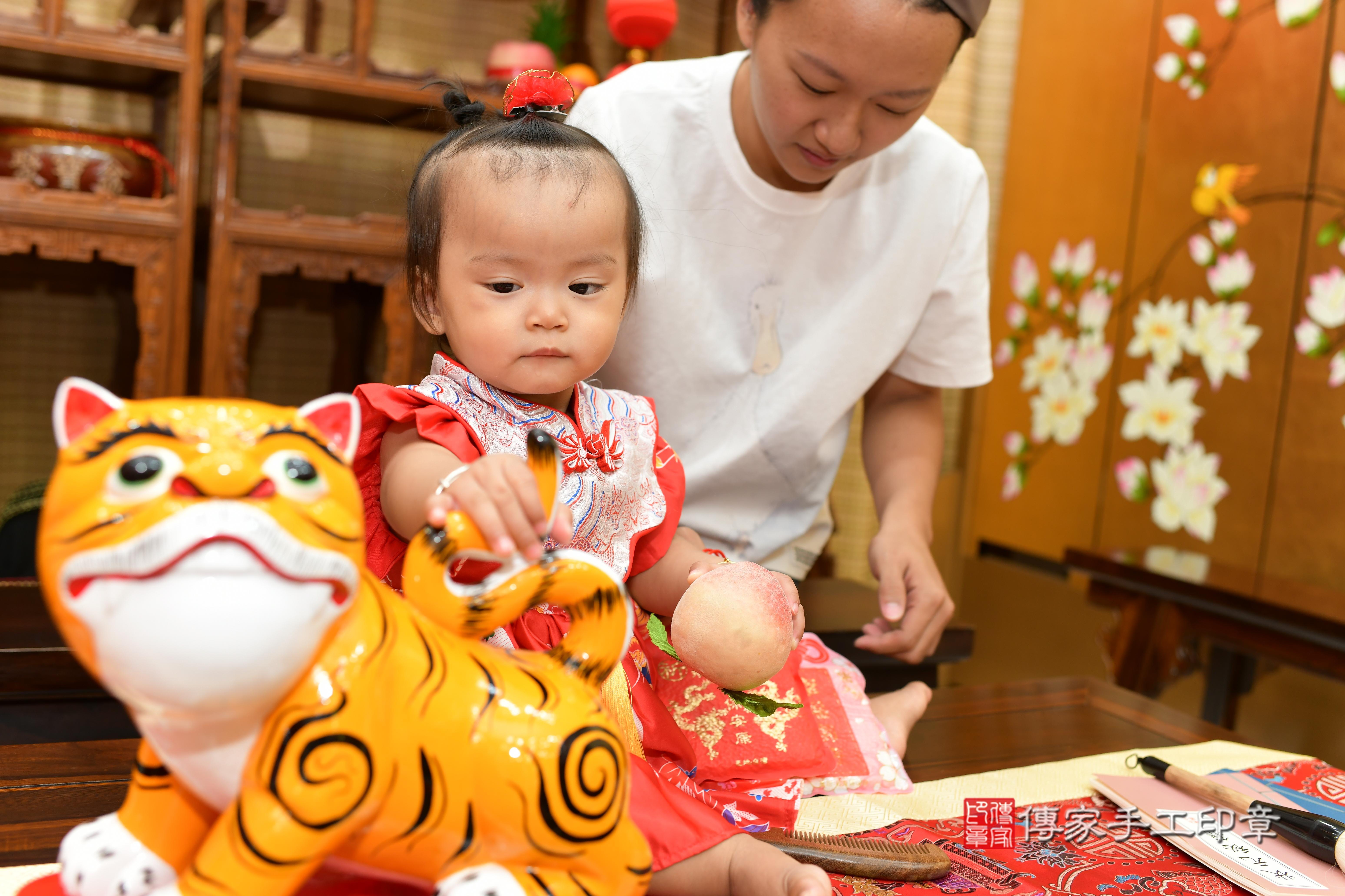 傳家手工印章台南店、抓周、度脺、中國風會場、傳家嬰兒古禮、吉祥話、抓周道具物品24種、拍照。抓周證書。寶寶抓周、滿周歲、生日快樂、祝福