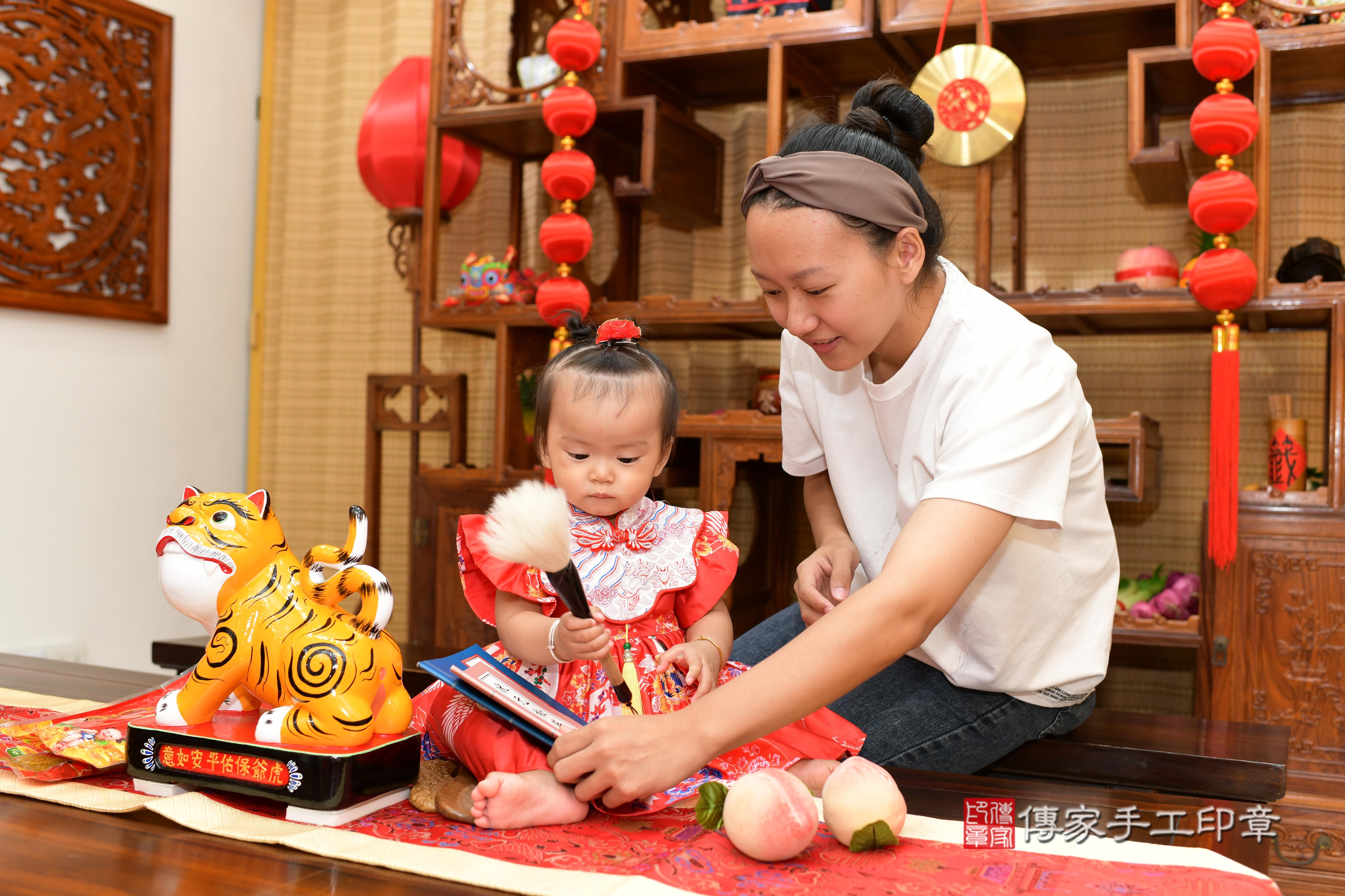 傳家手工印章台南店、抓周、度脺、中國風會場、傳家嬰兒古禮、吉祥話、抓周道具物品24種、拍照。抓周證書。寶寶抓周、滿周歲、生日快樂、祝福