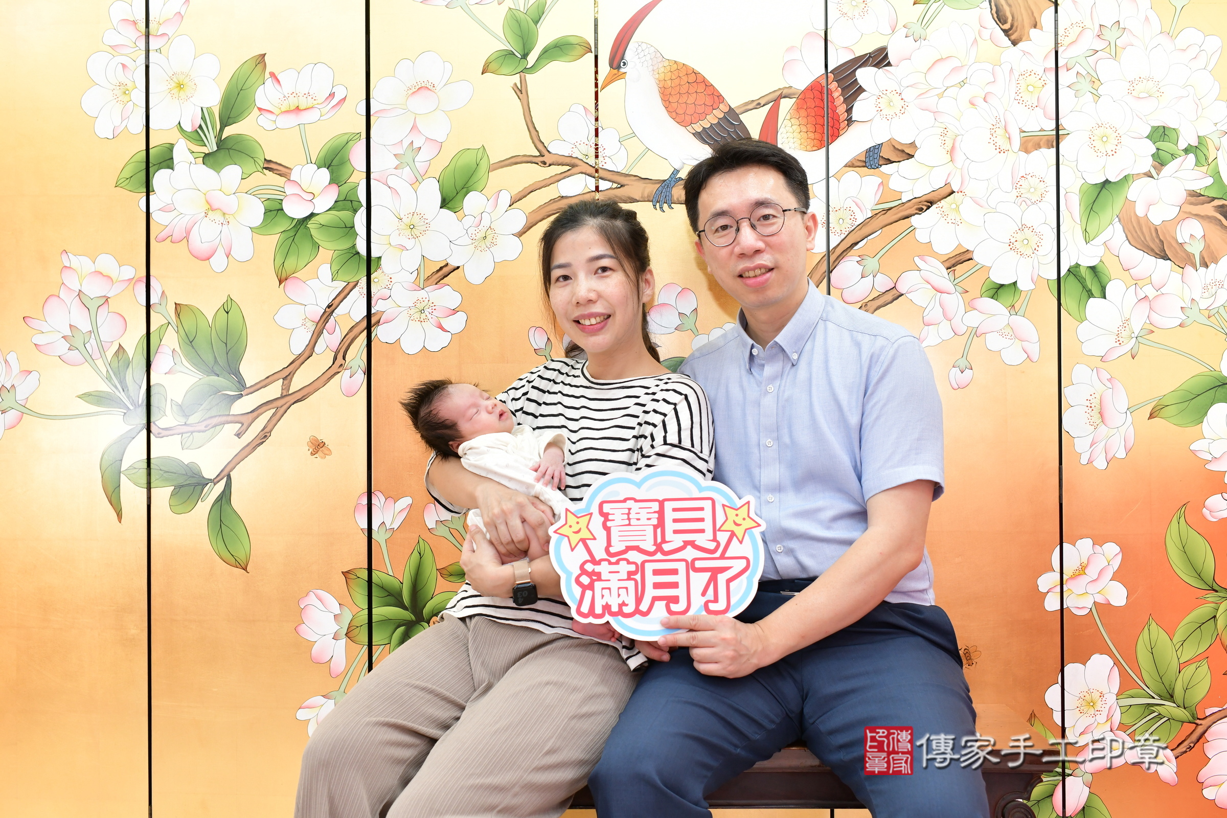 小旻寶寶(台中市北區嬰兒寶寶滿月剃頭理髮、嬰兒剃胎毛儀式吉祥話)。中國風會場，爸媽寶貝穿「日中韓」古裝禮服。專業拍照、證書。★購買「臍帶章、肚臍章、胎毛筆刷印章」贈送：剃頭、收涎、抓周，三選一。2024.8.14，照片2