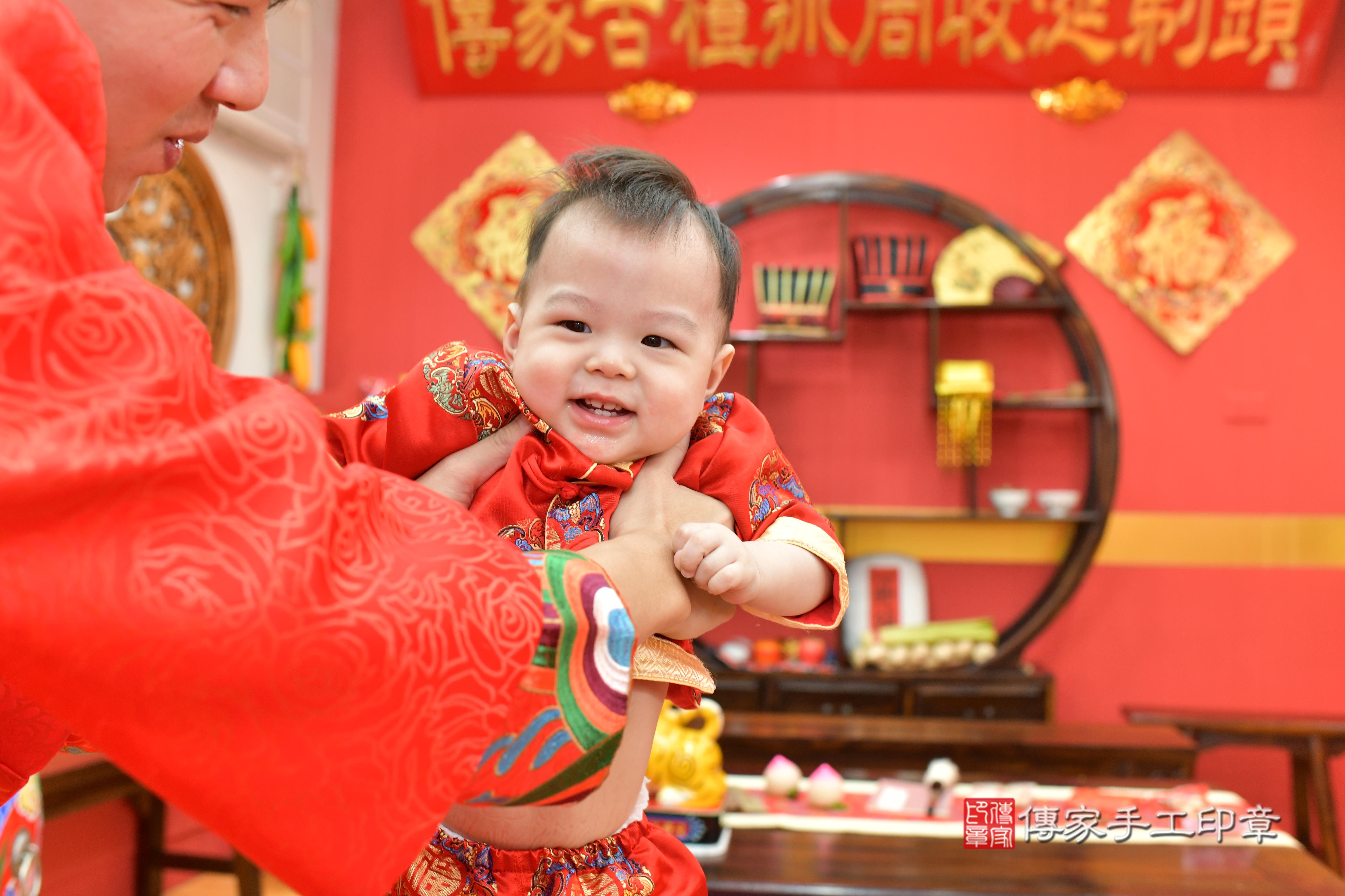 傳家手工印章桃園店、抓周、度脺、中國風會場、傳家嬰兒古禮、吉祥話、抓周道具物品24種、拍照。抓周證書。寶寶抓周、滿周歲、生日快樂、祝福