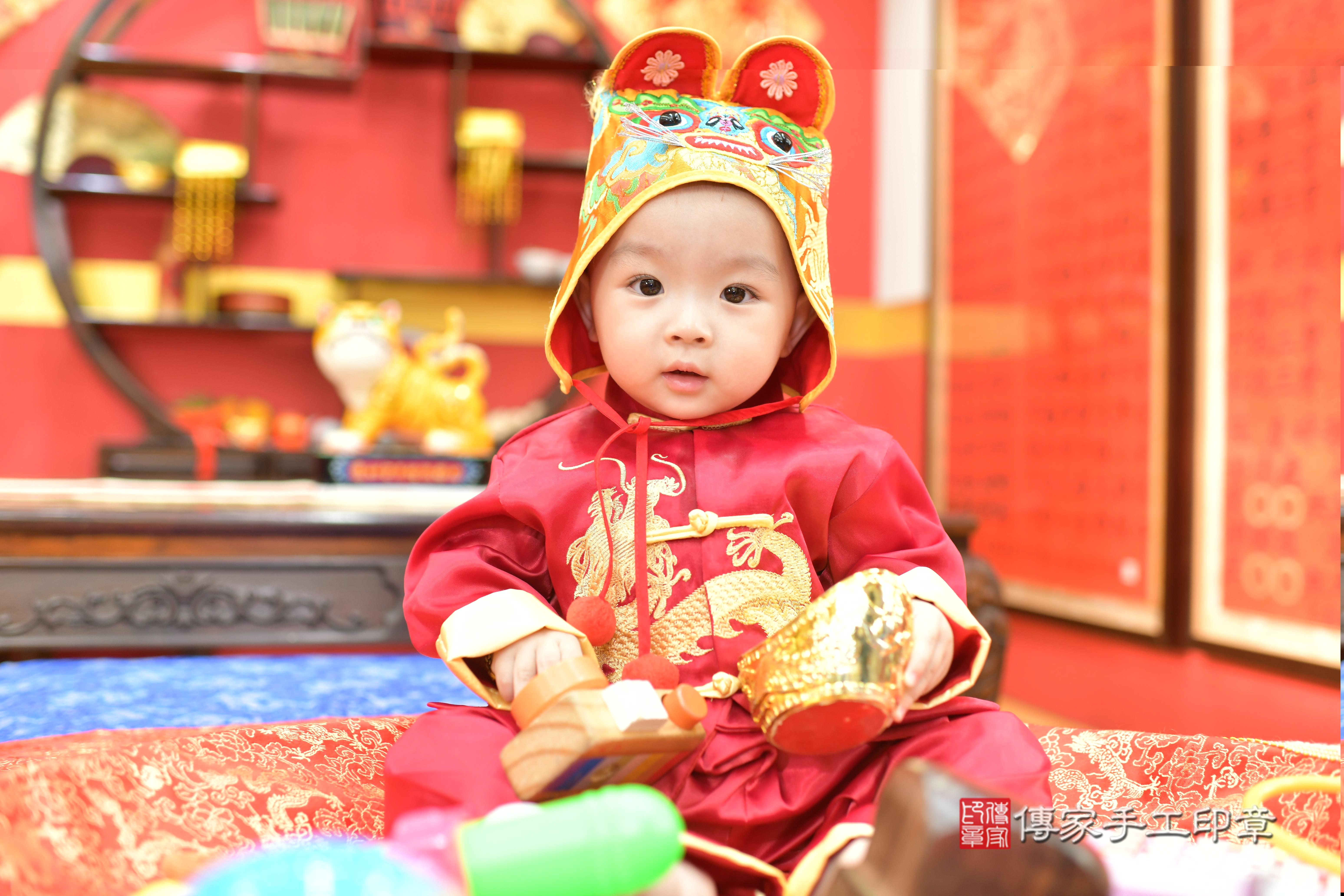 傳家手工印章桃園店、抓周、度脺、中國風會場、傳家嬰兒古禮、吉祥話、抓周道具物品24種、拍照。抓周證書。寶寶抓周、滿周歲、生日快樂、祝福