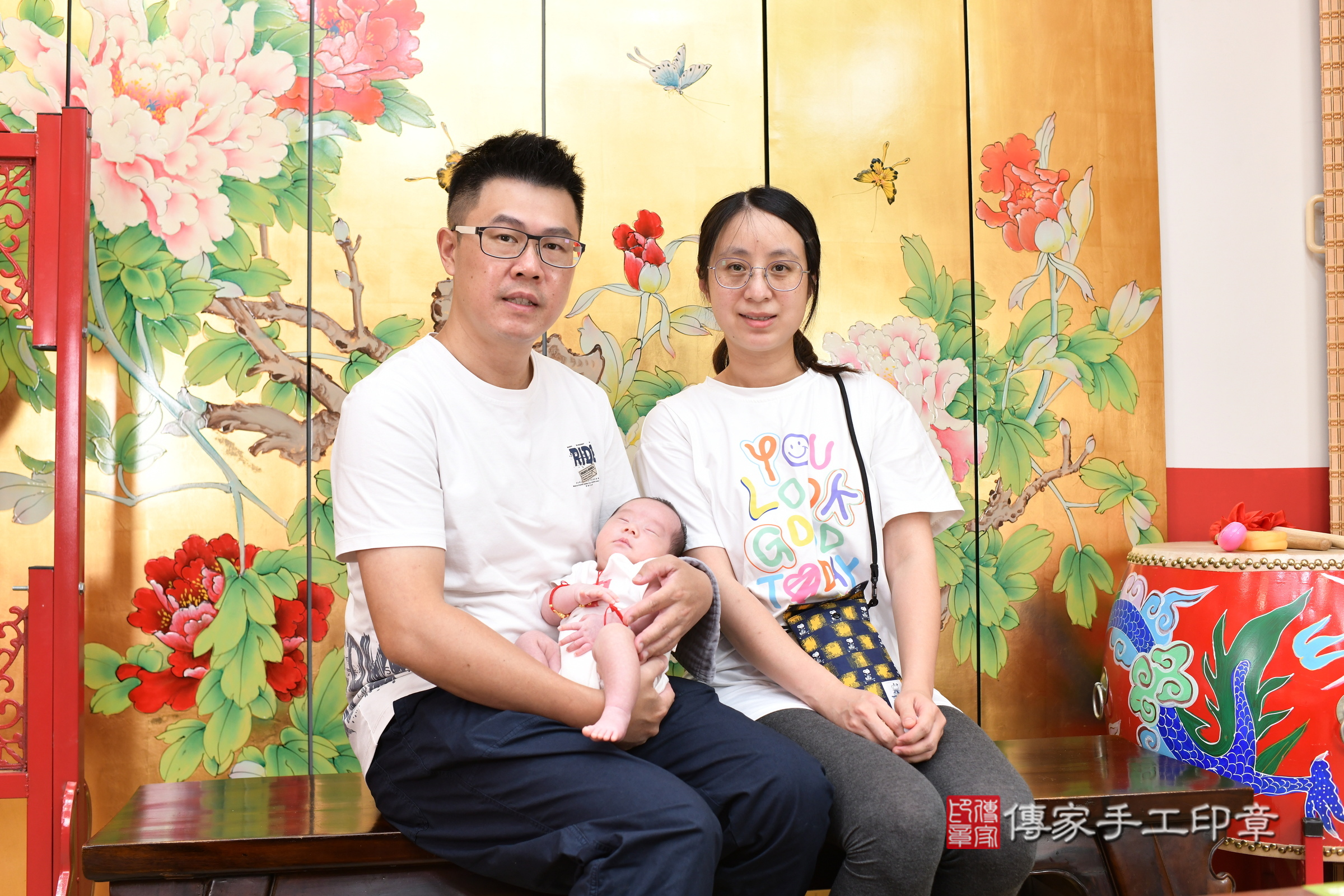 小鋮寶寶(台北市大同區嬰兒寶寶滿月剃頭理髮、嬰兒剃胎毛儀式吉祥話)。中國風會場，爸媽寶貝穿「日中韓」古裝禮服。專業拍照、證書。★購買「臍帶章、肚臍章、胎毛筆刷印章」贈送：剃頭、收涎、抓周，三選一。2024.9.3，照片1