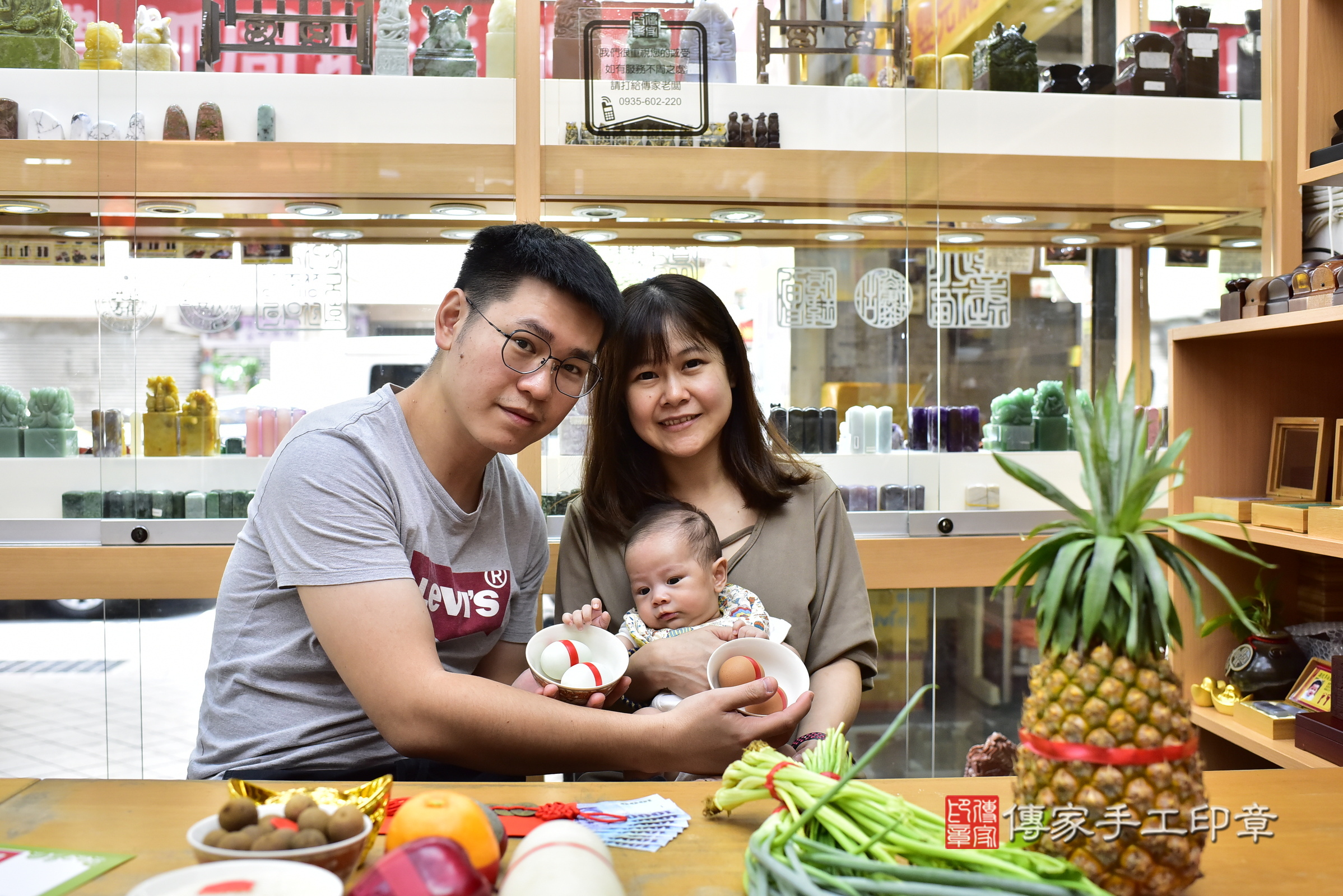 小月寶寶(新北市永和區嬰兒寶寶滿月剃頭理髮、嬰兒剃胎毛儀式吉祥話)。中國風會場，爸媽寶貝穿「日中韓」古裝禮服。專業拍照、證書。★購買「臍帶章、肚臍章、胎毛筆刷印章」贈送：剃頭、收涎、抓周，三選一。2024.9.12，照片2