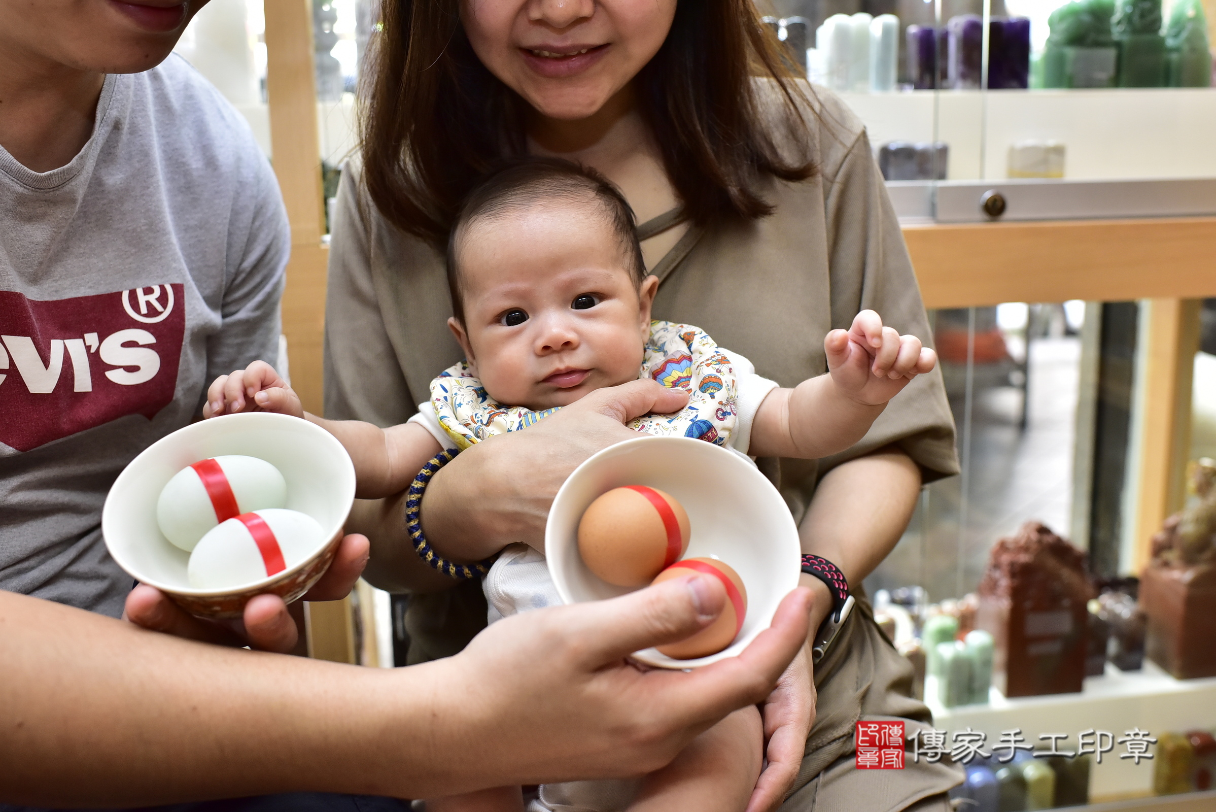 小月寶寶(新北市永和區嬰兒寶寶滿月剃頭理髮、嬰兒剃胎毛儀式吉祥話)。中國風會場，爸媽寶貝穿「日中韓」古裝禮服。專業拍照、證書。★購買「臍帶章、肚臍章、胎毛筆刷印章」贈送：剃頭、收涎、抓周，三選一。2024.9.12，照片3