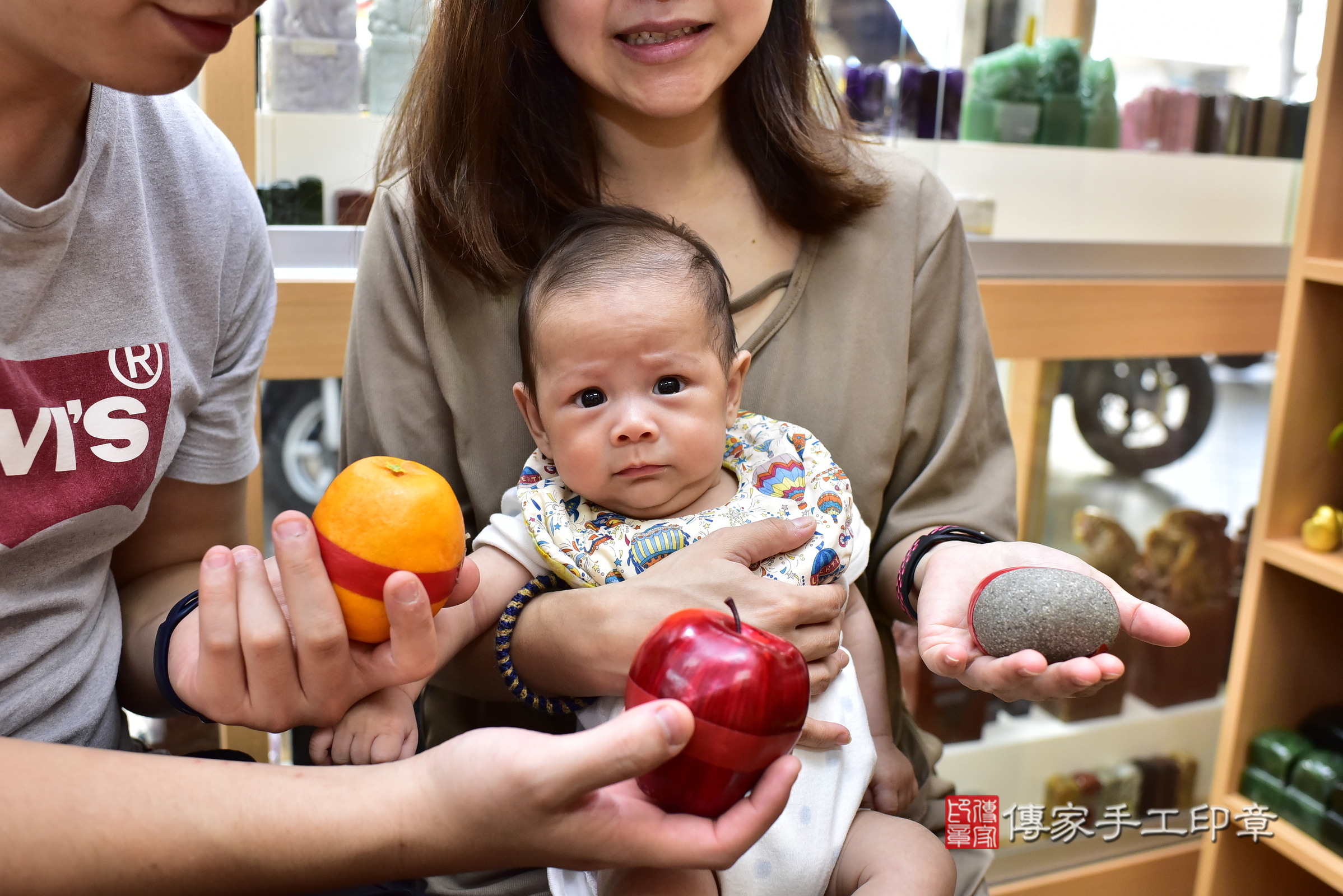 小月寶寶(新北市永和區嬰兒寶寶滿月剃頭理髮、嬰兒剃胎毛儀式吉祥話)。中國風會場，爸媽寶貝穿「日中韓」古裝禮服。專業拍照、證書。★購買「臍帶章、肚臍章、胎毛筆刷印章」贈送：剃頭、收涎、抓周，三選一。2024.9.12，照片5