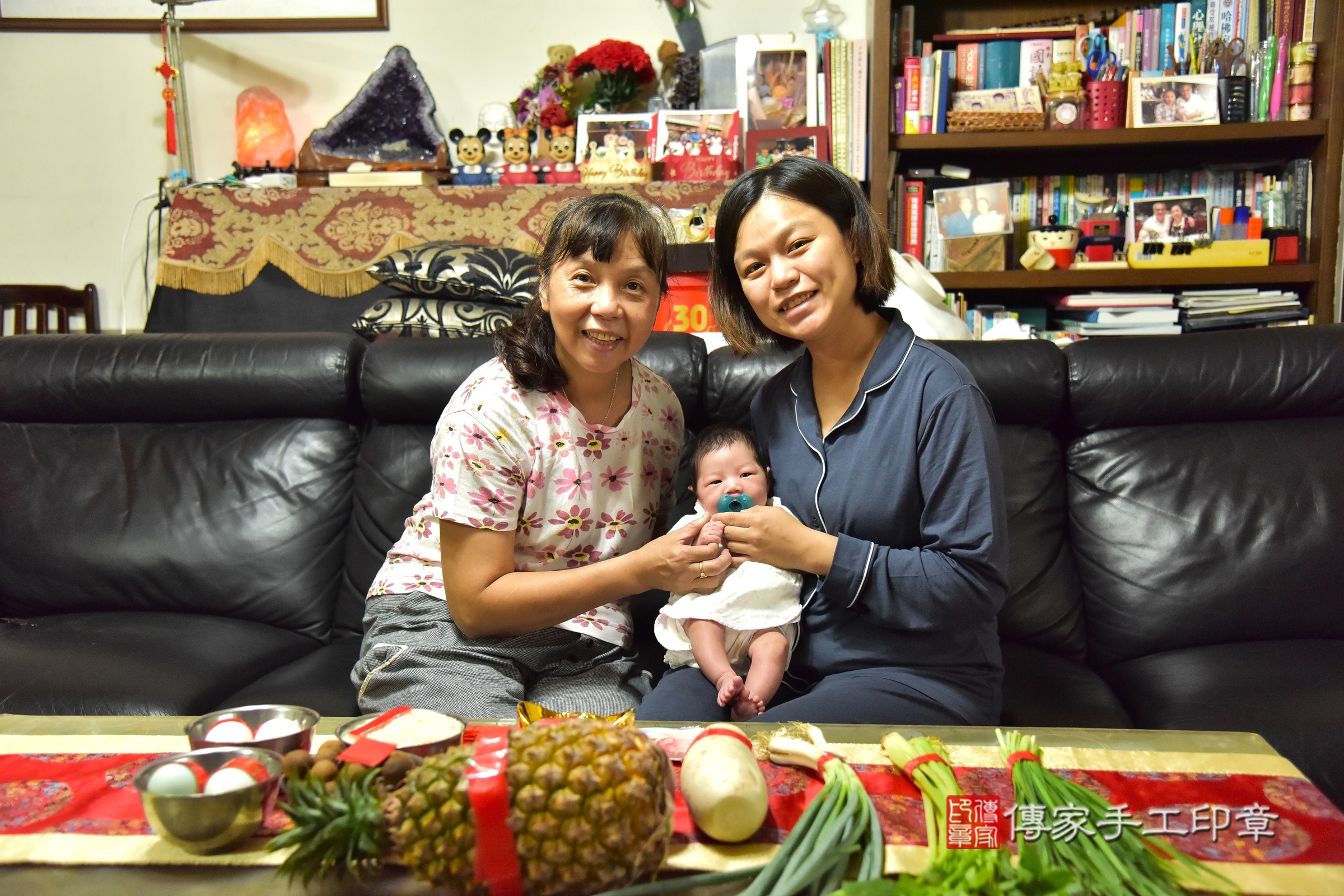 小夢寶寶(新北市中和區到府嬰兒小夢寶寶滿月剃頭理髮、到府嬰兒剃胎毛儀式吉祥話)。到府剃頭剃胎毛主持、專業拍照、證書。★購買「臍帶章、肚臍章、胎毛筆刷印章」贈送：剃頭、收涎、抓周，三選一。2024.9.13，照片1