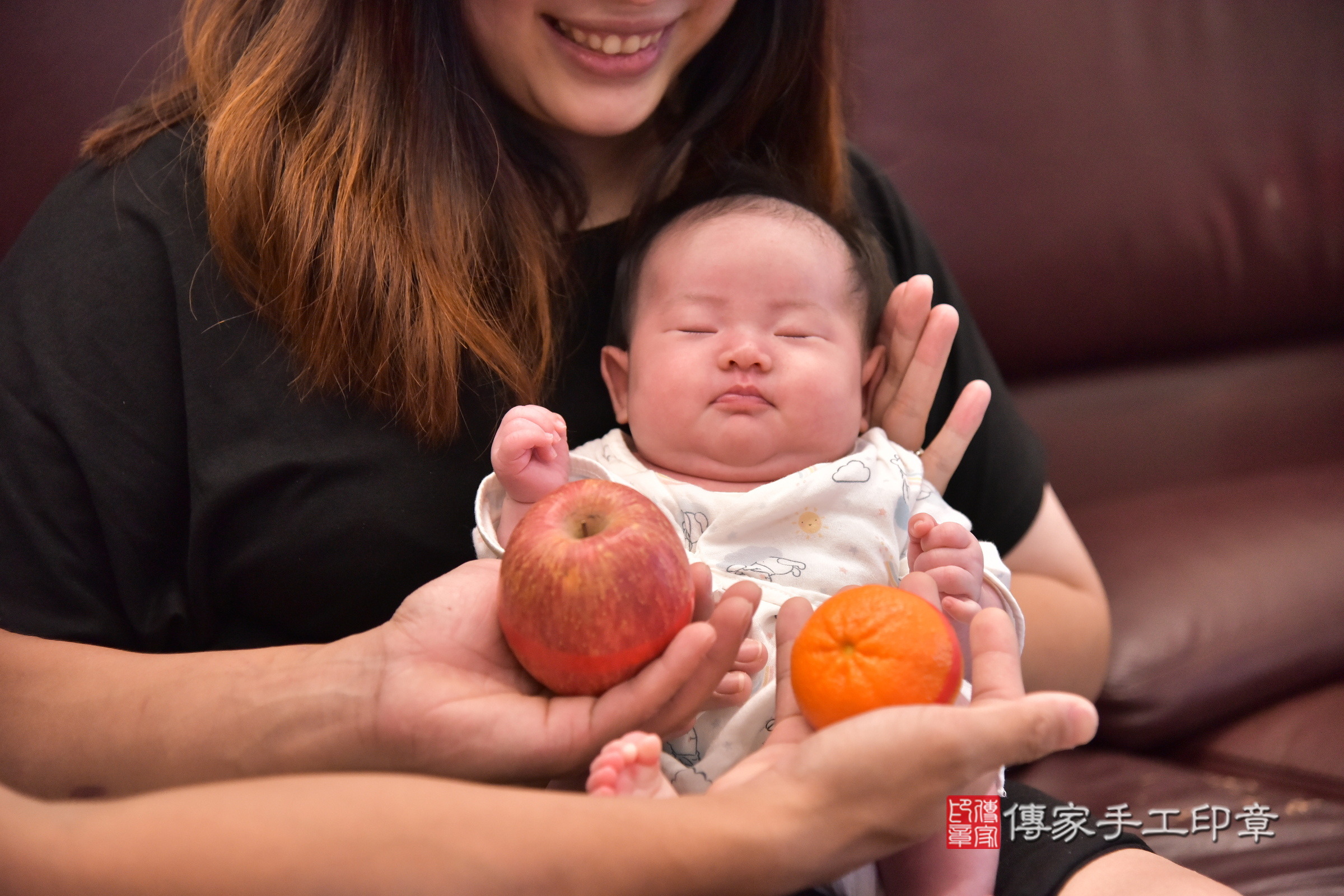 媗媗寶寶(新北市板橋區嬰兒寶寶滿月剃頭理髮、嬰兒剃胎毛儀式吉祥話)。中國風會場，爸媽寶貝穿「日中韓」古裝禮服。專業拍照、證書。★購買「臍帶章、肚臍章、胎毛筆刷印章」贈送：剃頭、收涎、抓周，三選一。2024.9.8，照片10