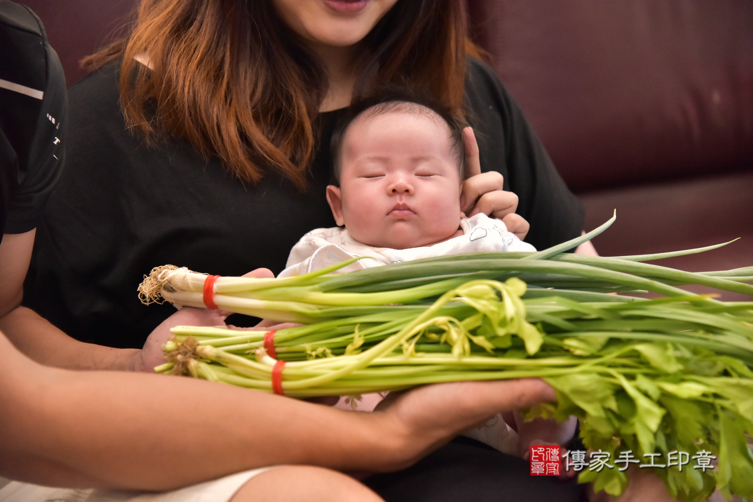 媗媗寶寶(新北市板橋區嬰兒寶寶滿月剃頭理髮、嬰兒剃胎毛儀式吉祥話)。中國風會場，爸媽寶貝穿「日中韓」古裝禮服。專業拍照、證書。★購買「臍帶章、肚臍章、胎毛筆刷印章」贈送：剃頭、收涎、抓周，三選一。2024.9.8，照片12