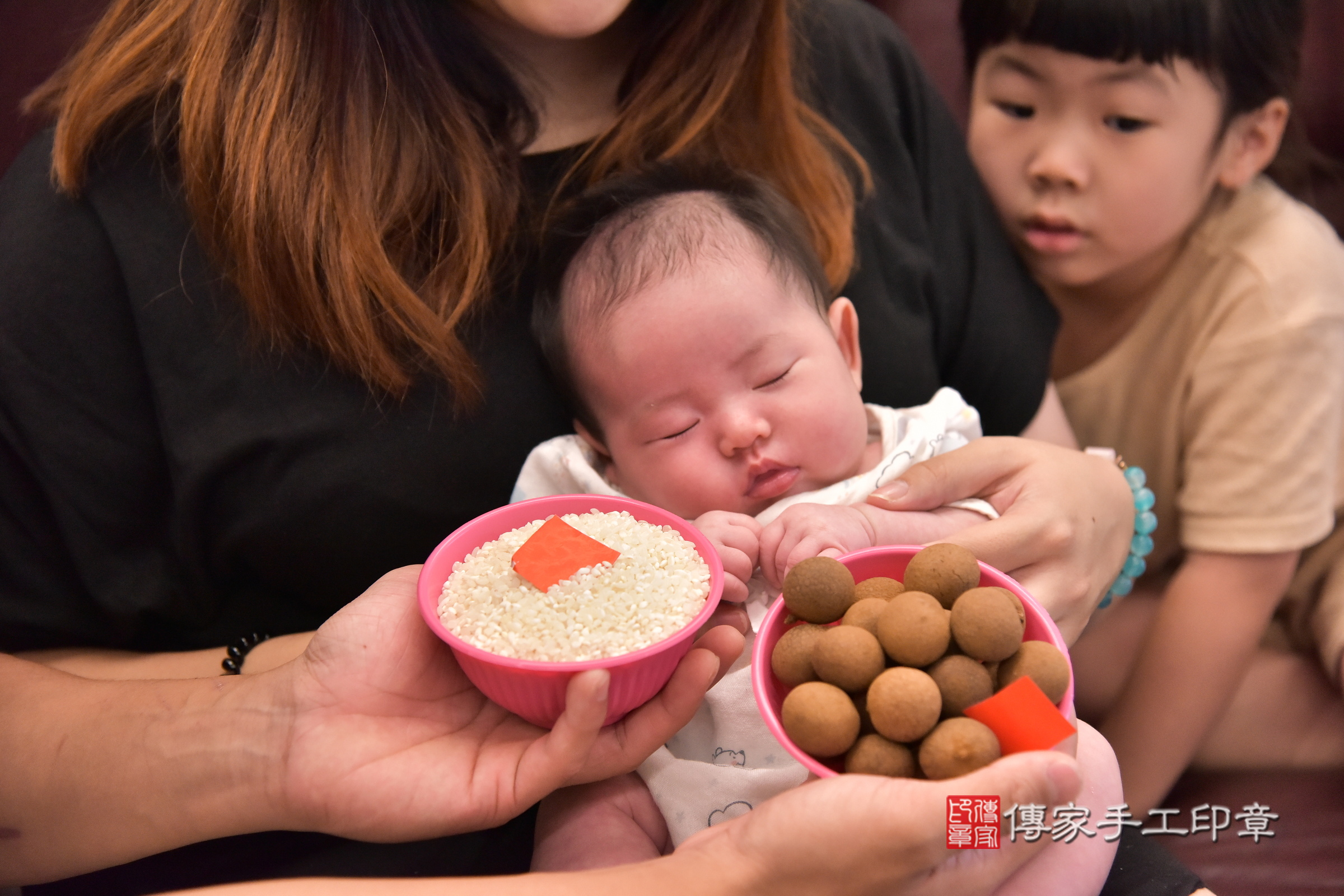 媗媗寶寶(新北市板橋區嬰兒寶寶滿月剃頭理髮、嬰兒剃胎毛儀式吉祥話)。中國風會場，爸媽寶貝穿「日中韓」古裝禮服。專業拍照、證書。★購買「臍帶章、肚臍章、胎毛筆刷印章」贈送：剃頭、收涎、抓周，三選一。2024.9.8，照片7