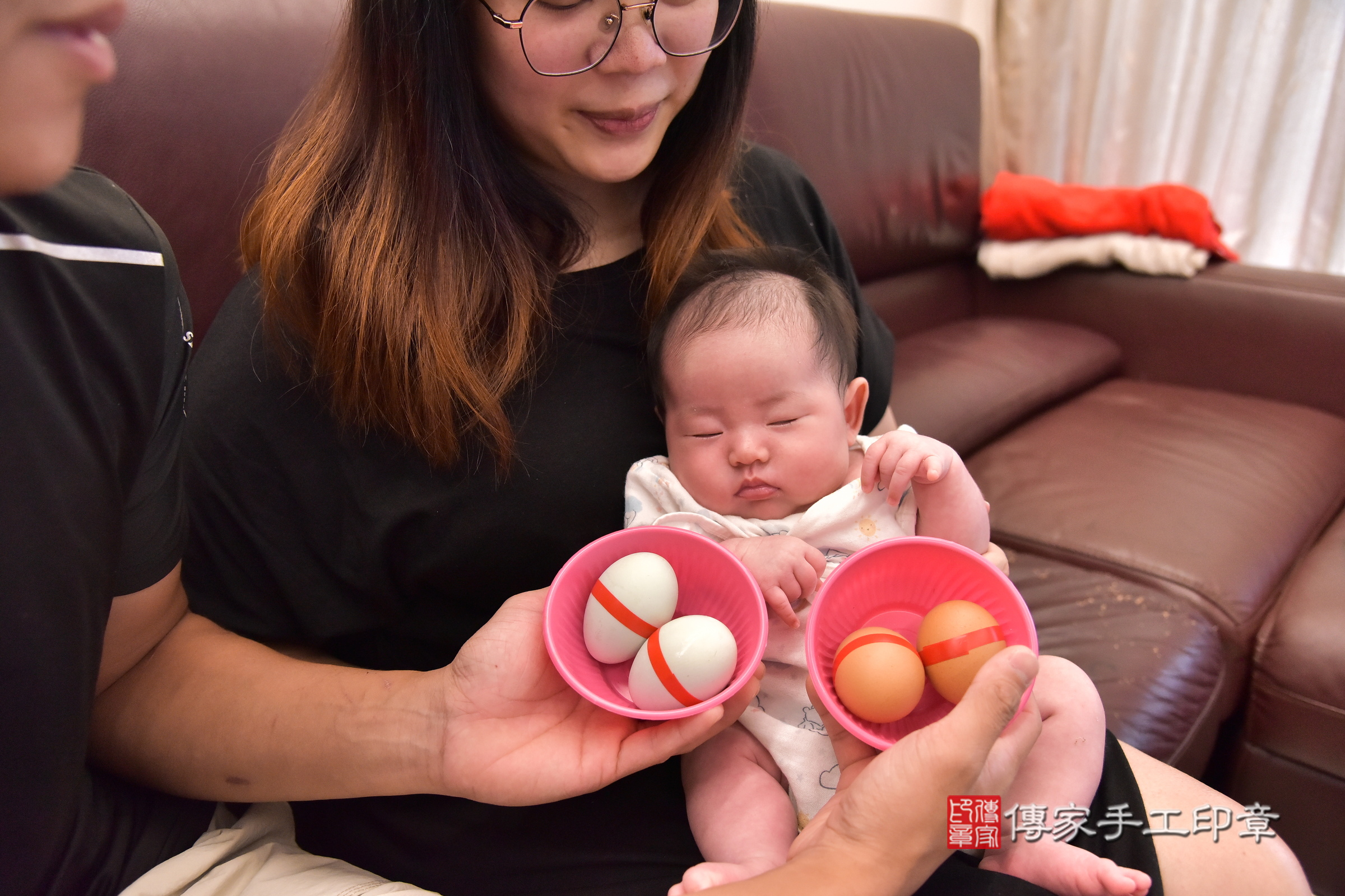 媗媗寶寶(新北市板橋區嬰兒寶寶滿月剃頭理髮、嬰兒剃胎毛儀式吉祥話)。中國風會場，爸媽寶貝穿「日中韓」古裝禮服。專業拍照、證書。★購買「臍帶章、肚臍章、胎毛筆刷印章」贈送：剃頭、收涎、抓周，三選一。2024.9.8，照片6