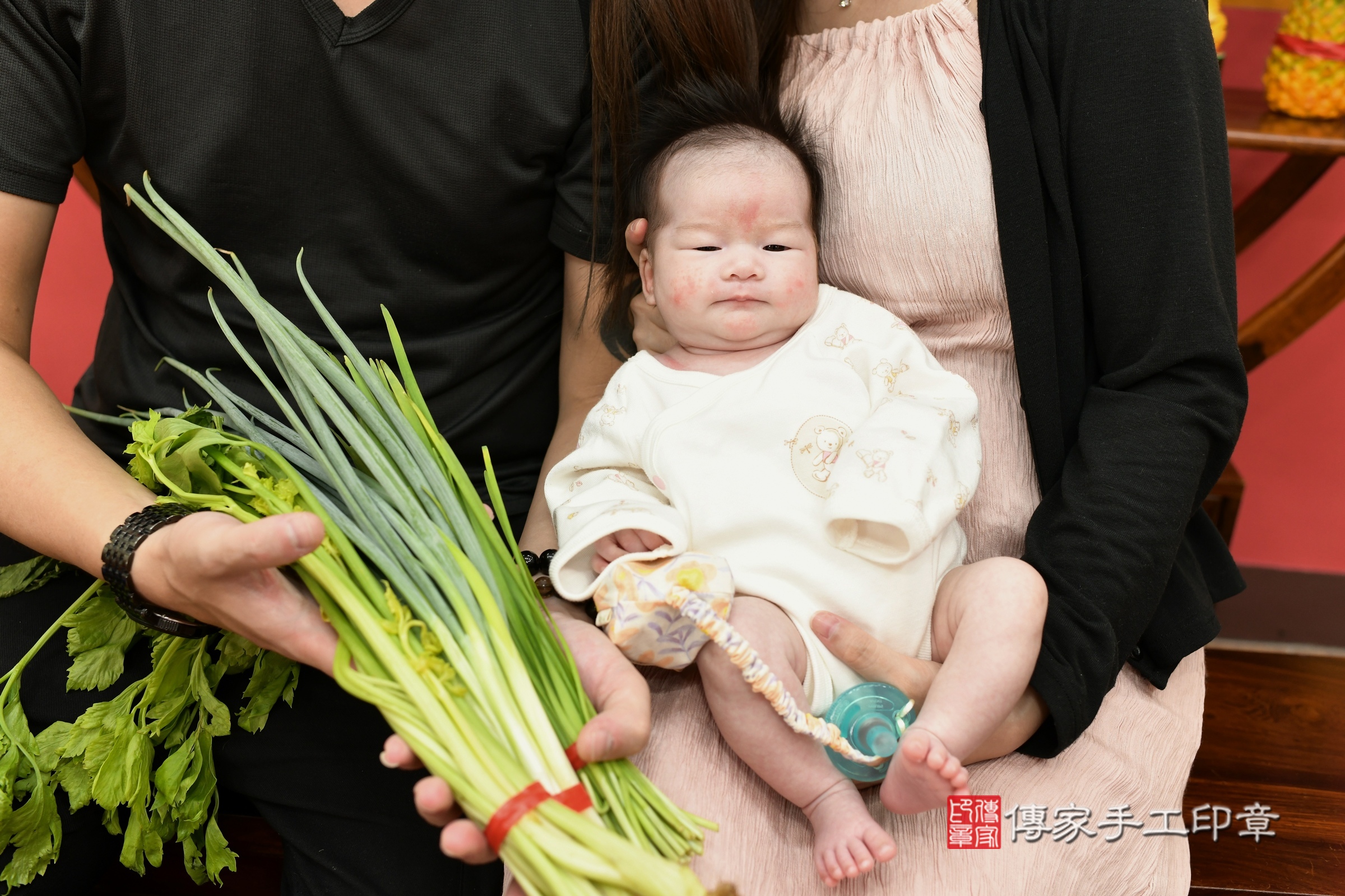 晴晴寶寶(新北市永和區到府嬰兒晴晴寶寶滿月剃頭理髮、到府嬰兒剃胎毛儀式吉祥話)。到府剃頭剃胎毛主持、專業拍照、證書。★購買「臍帶章、肚臍章、胎毛筆刷印章」贈送：剃頭、收涎、抓周，三選一。2024.9.10，照片13