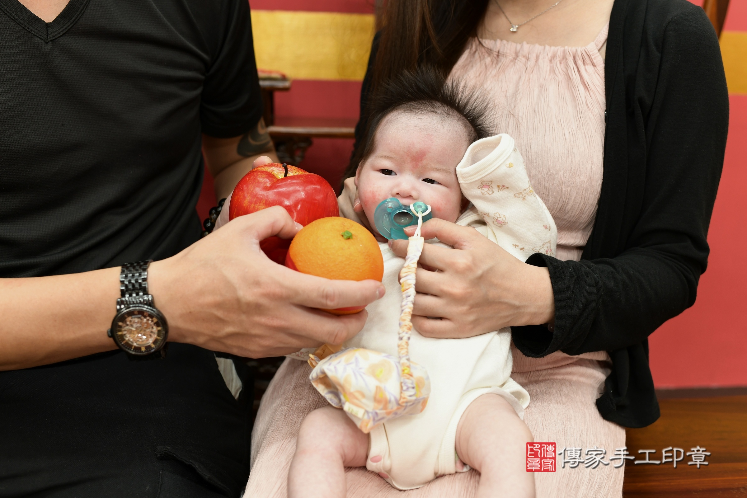 晴晴寶寶(新北市永和區到府嬰兒晴晴寶寶滿月剃頭理髮、到府嬰兒剃胎毛儀式吉祥話)。到府剃頭剃胎毛主持、專業拍照、證書。★購買「臍帶章、肚臍章、胎毛筆刷印章」贈送：剃頭、收涎、抓周，三選一。2024.9.10，照片9