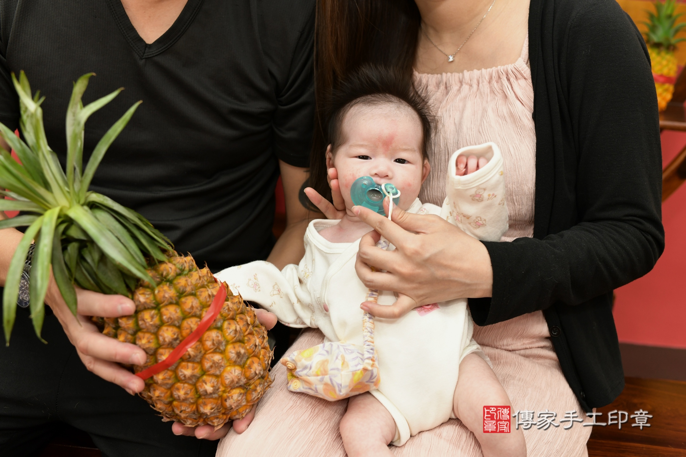 晴晴寶寶(新北市永和區到府嬰兒晴晴寶寶滿月剃頭理髮、到府嬰兒剃胎毛儀式吉祥話)。到府剃頭剃胎毛主持、專業拍照、證書。★購買「臍帶章、肚臍章、胎毛筆刷印章」贈送：剃頭、收涎、抓周，三選一。2024.9.10，照片17