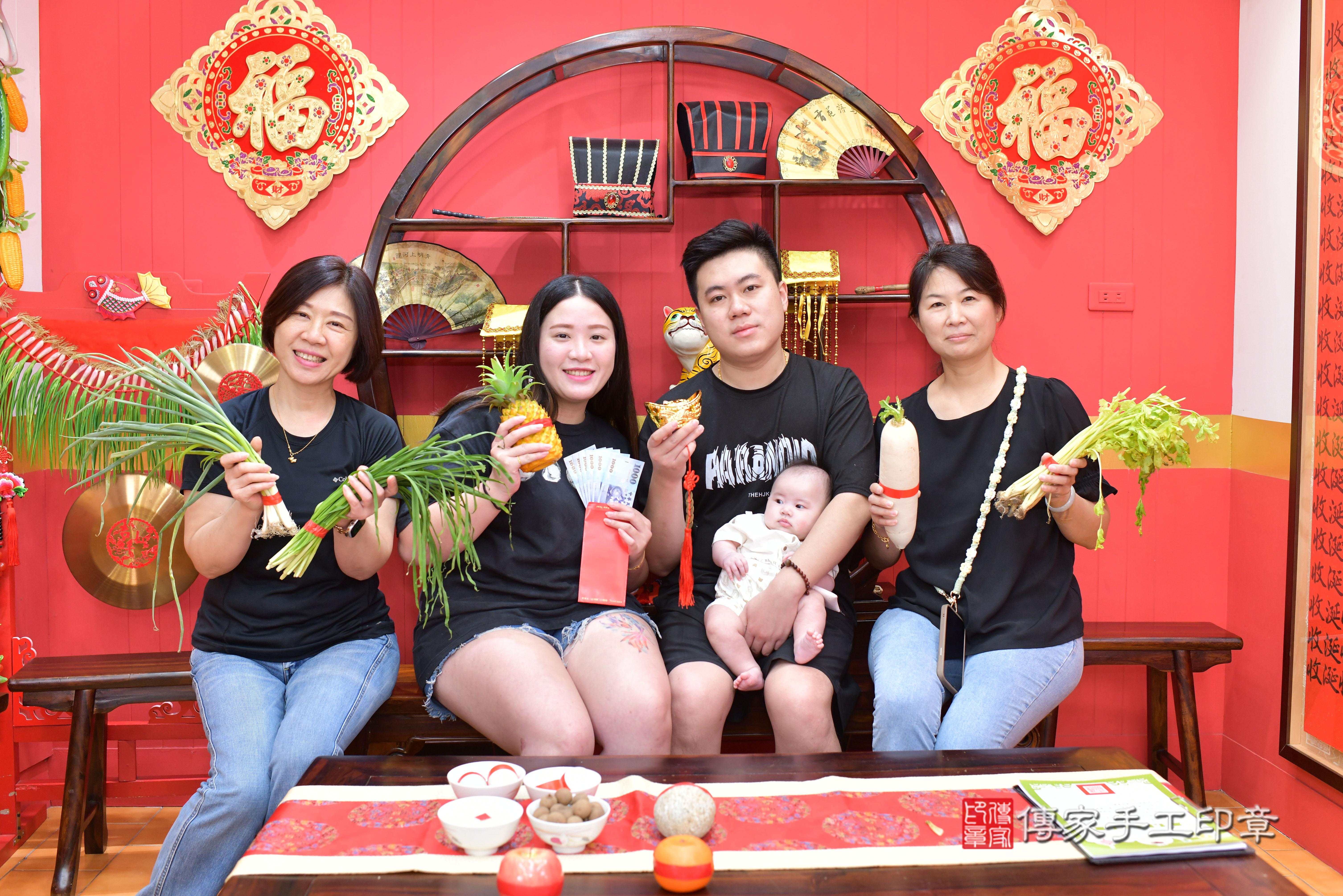 傳家手工印章桃園店、抓周、度脺、中國風會場、傳家嬰兒古禮、吉祥話、抓周道具物品24種、拍照。抓周證書。寶寶抓周、滿周歲、生日快樂、祝福