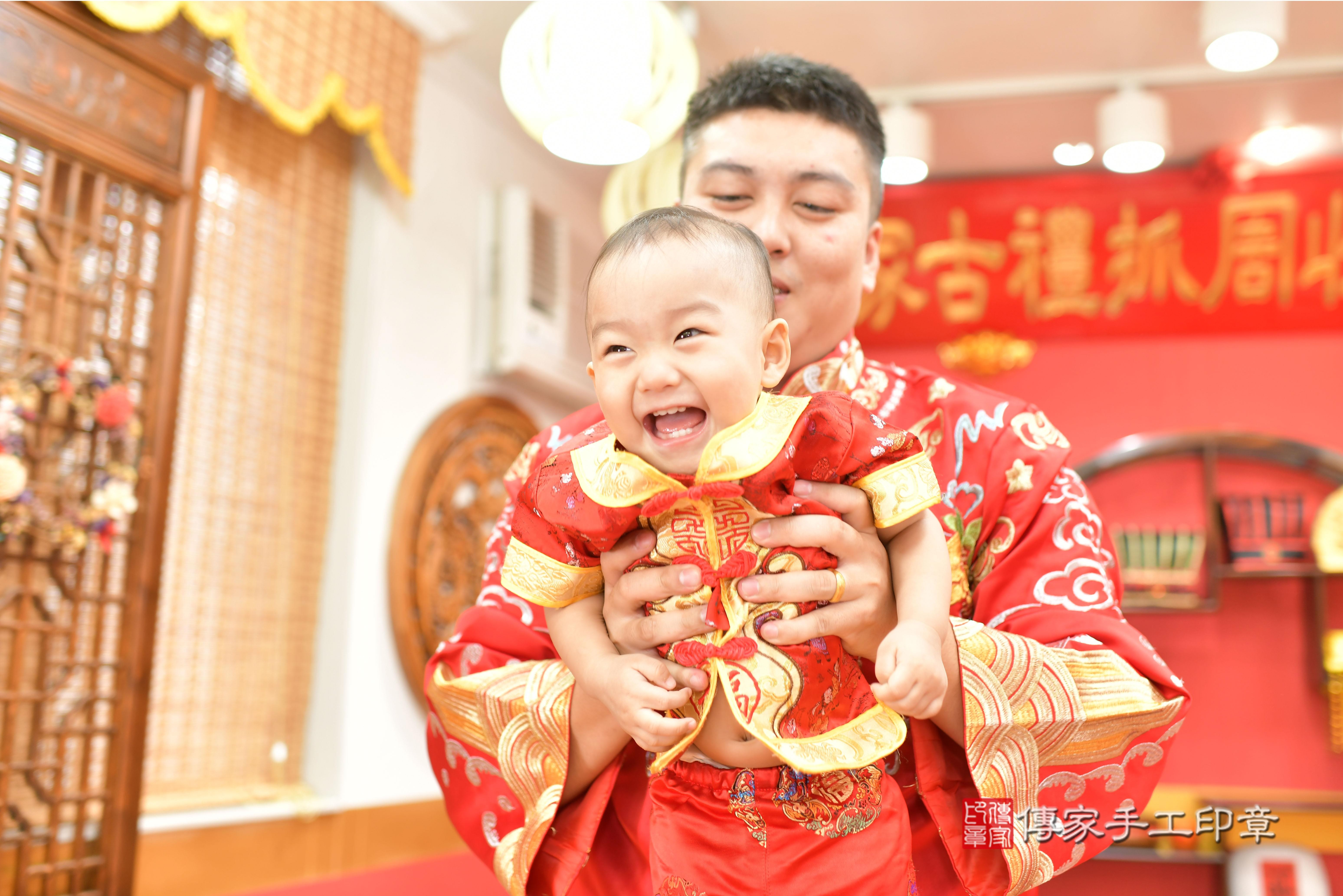 傳家手工印章桃園店、抓周、度脺、中國風會場、傳家嬰兒古禮、吉祥話、抓周道具物品24種、拍照。抓周證書。寶寶抓周、滿周歲、生日快樂、祝福