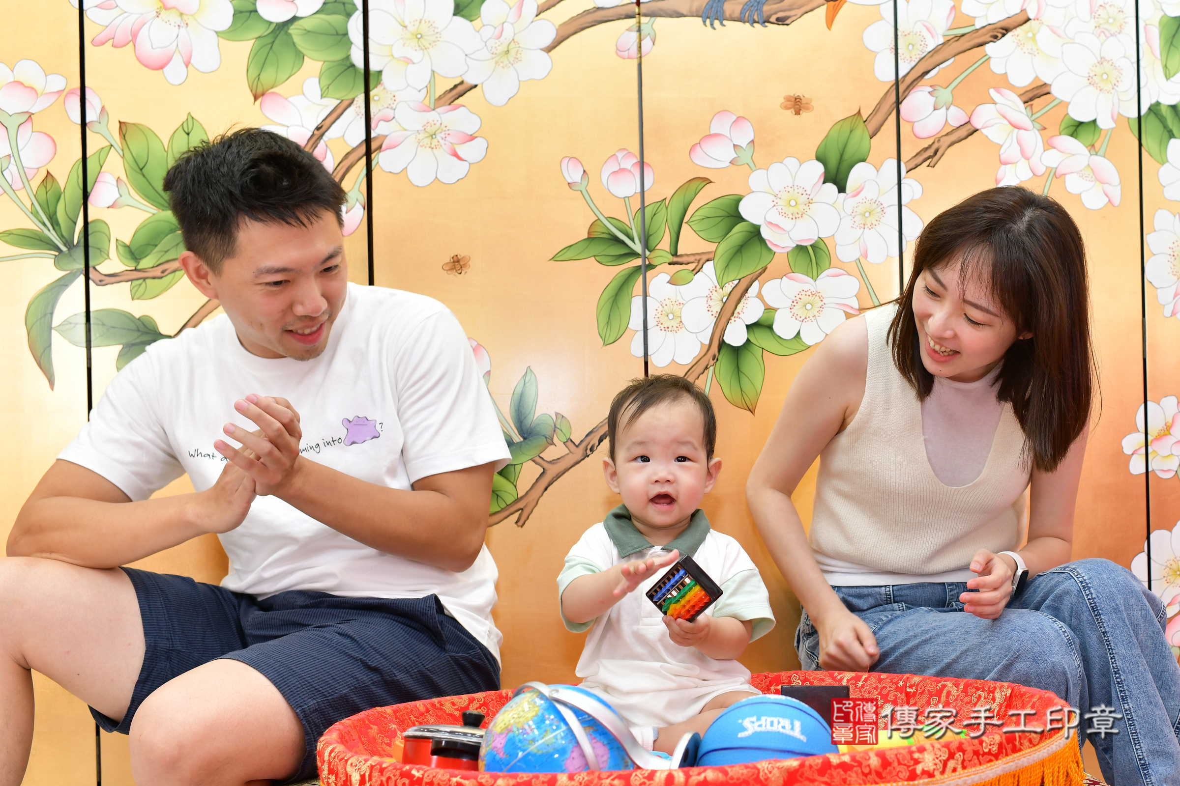 台中市北區小綸寶寶抓周推薦：傳家台中店抓周度脺中國風會場，嬰兒古禮抓周流程儀式吉祥話、抓周道具物品24種、拍照。抓周證書。2024.8.23，照片6