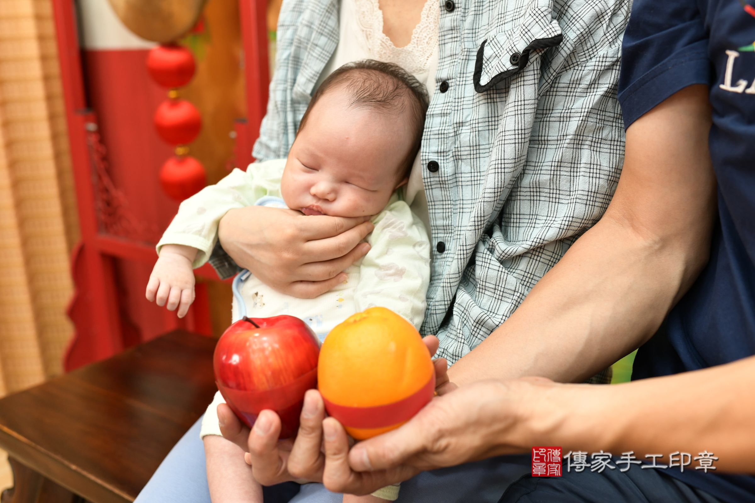 哲哲寶寶(台北市大同區嬰兒寶寶滿月剃頭理髮、嬰兒剃胎毛儀式吉祥話)。中國風會場，爸媽寶貝穿「日中韓」古裝禮服。專業拍照、證書。★購買「臍帶章、肚臍章、胎毛筆刷印章」贈送：剃頭、收涎、抓周，三選一。2024.9.22，照片8