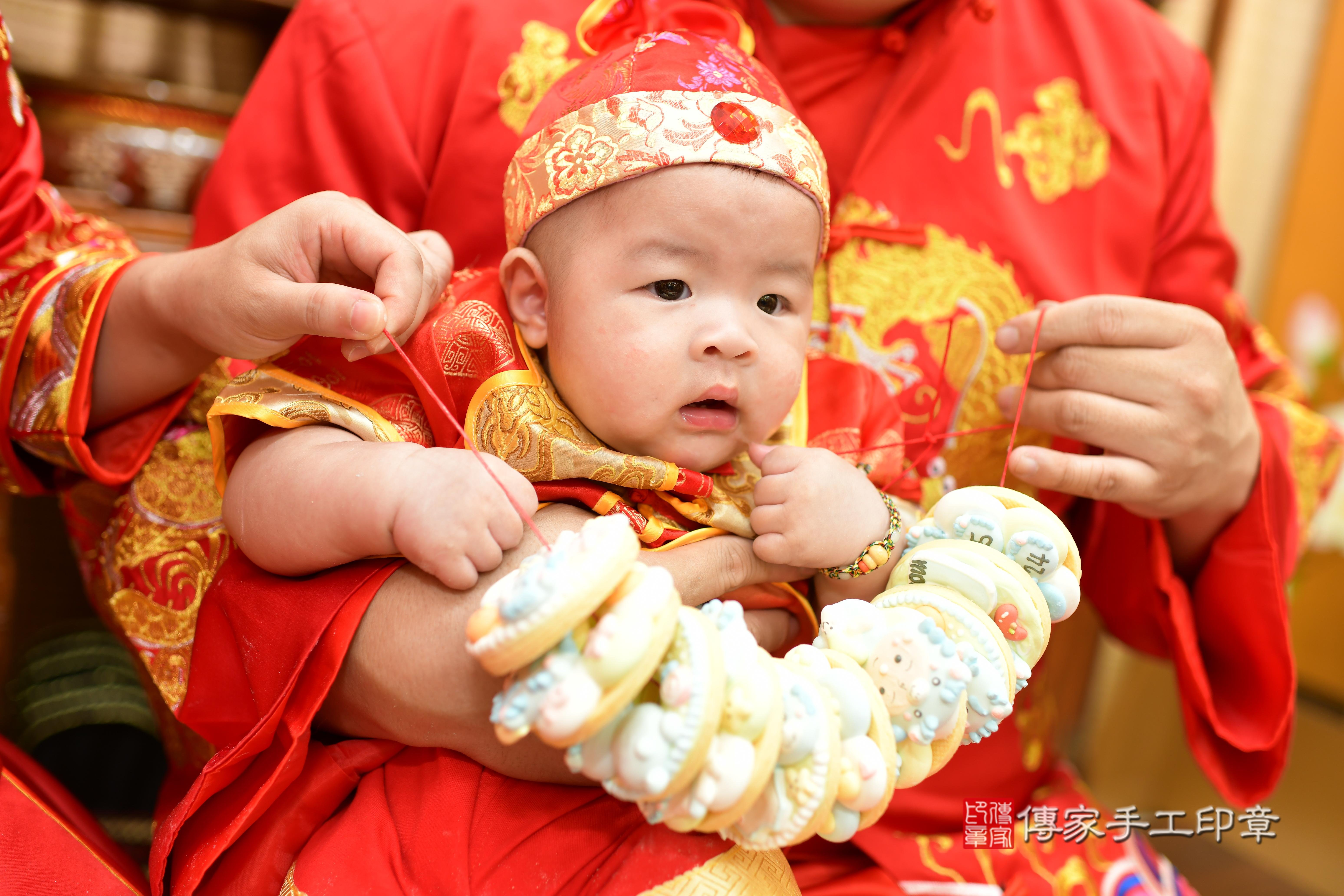 傳家手工印章台南店、抓周、度脺、中國風會場、傳家嬰兒古禮、吉祥話、抓周道具物品24種、拍照。抓周證書。寶寶抓周、滿周歲、生日快樂、祝福