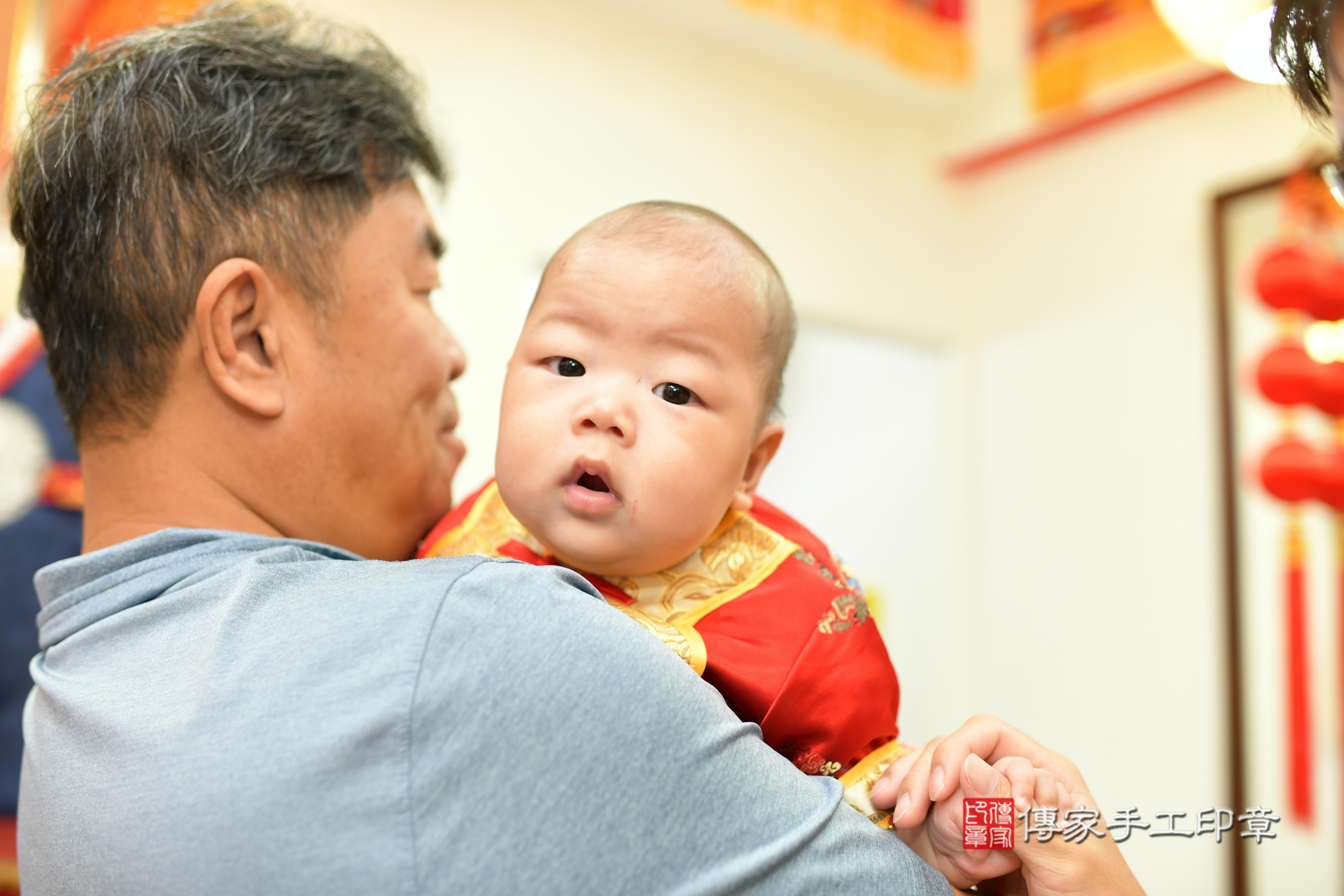 傳家手工印章台南店、抓周、度脺、中國風會場、傳家嬰兒古禮、吉祥話、抓周道具物品24種、拍照。抓周證書。寶寶抓周、滿周歲、生日快樂、祝福