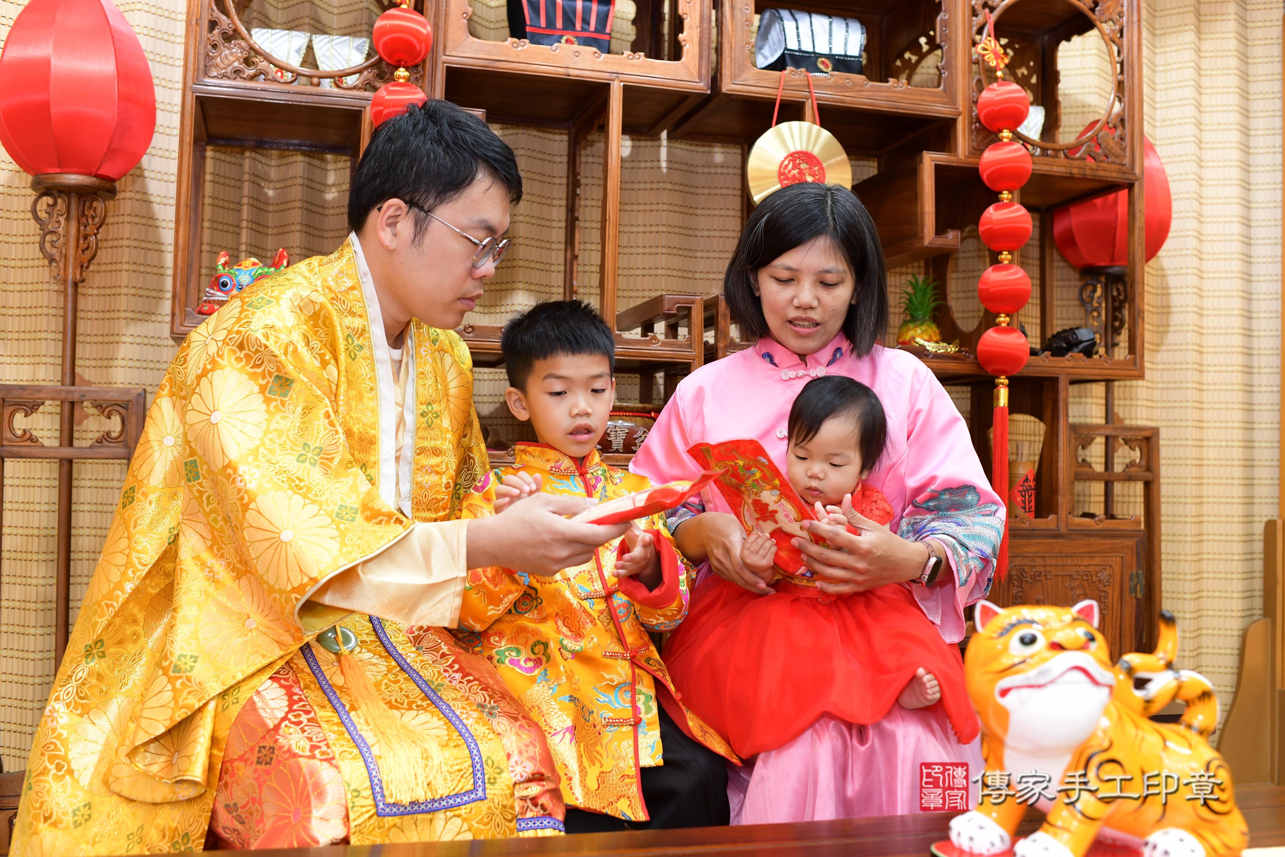 傳家手工印章台南店、抓周、度脺、中國風會場、傳家嬰兒古禮、吉祥話、抓周道具物品24種、拍照。抓周證書。寶寶抓周、滿周歲、生日快樂、祝福