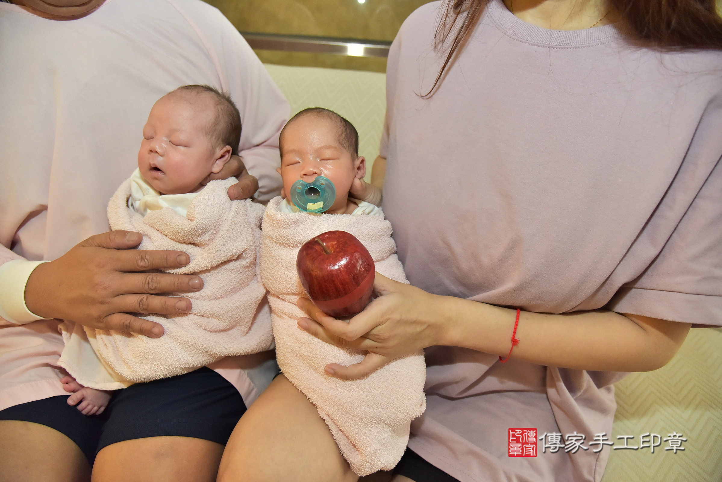 小叡寶寶和小諺寶寶(新北市三重區到府嬰兒小叡寶寶和小諺寶寶滿月剃頭理髮、到府嬰兒剃胎毛儀式吉祥話)。到府剃頭剃胎毛主持、專業拍照、證書。★購買「臍帶章、肚臍章、胎毛筆刷印章」贈送：剃頭、收涎、抓周，三選一。2024.9.26，照片10