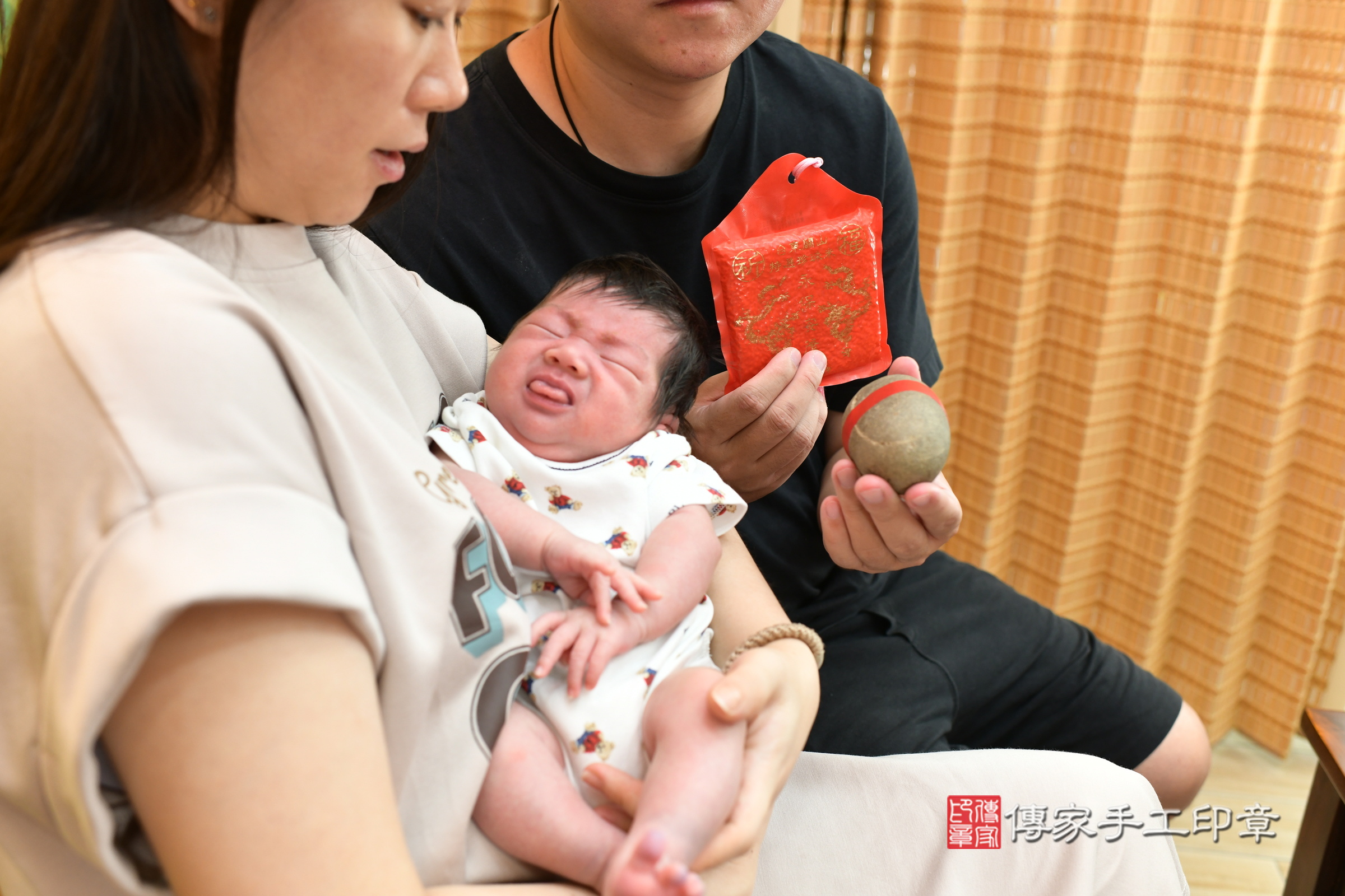 妍妍寶寶(台北市大同區嬰兒寶寶滿月剃頭理髮、嬰兒剃胎毛儀式吉祥話)。中國風會場，爸媽寶貝穿「日中韓」古裝禮服。專業拍照、證書。★購買「臍帶章、肚臍章、胎毛筆刷印章」贈送：剃頭、收涎、抓周，三選一。2024.9.23，照片15