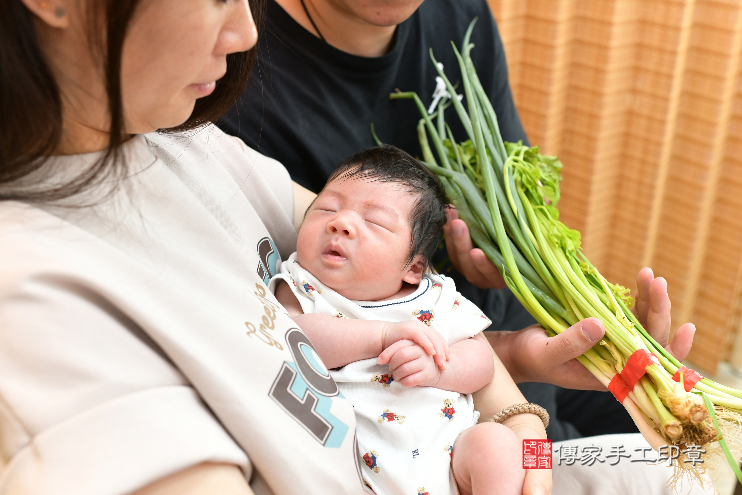 妍妍寶寶(台北市大同區嬰兒寶寶滿月剃頭理髮、嬰兒剃胎毛儀式吉祥話)。中國風會場，爸媽寶貝穿「日中韓」古裝禮服。專業拍照、證書。★購買「臍帶章、肚臍章、胎毛筆刷印章」贈送：剃頭、收涎、抓周，三選一。2024.9.23，照片18