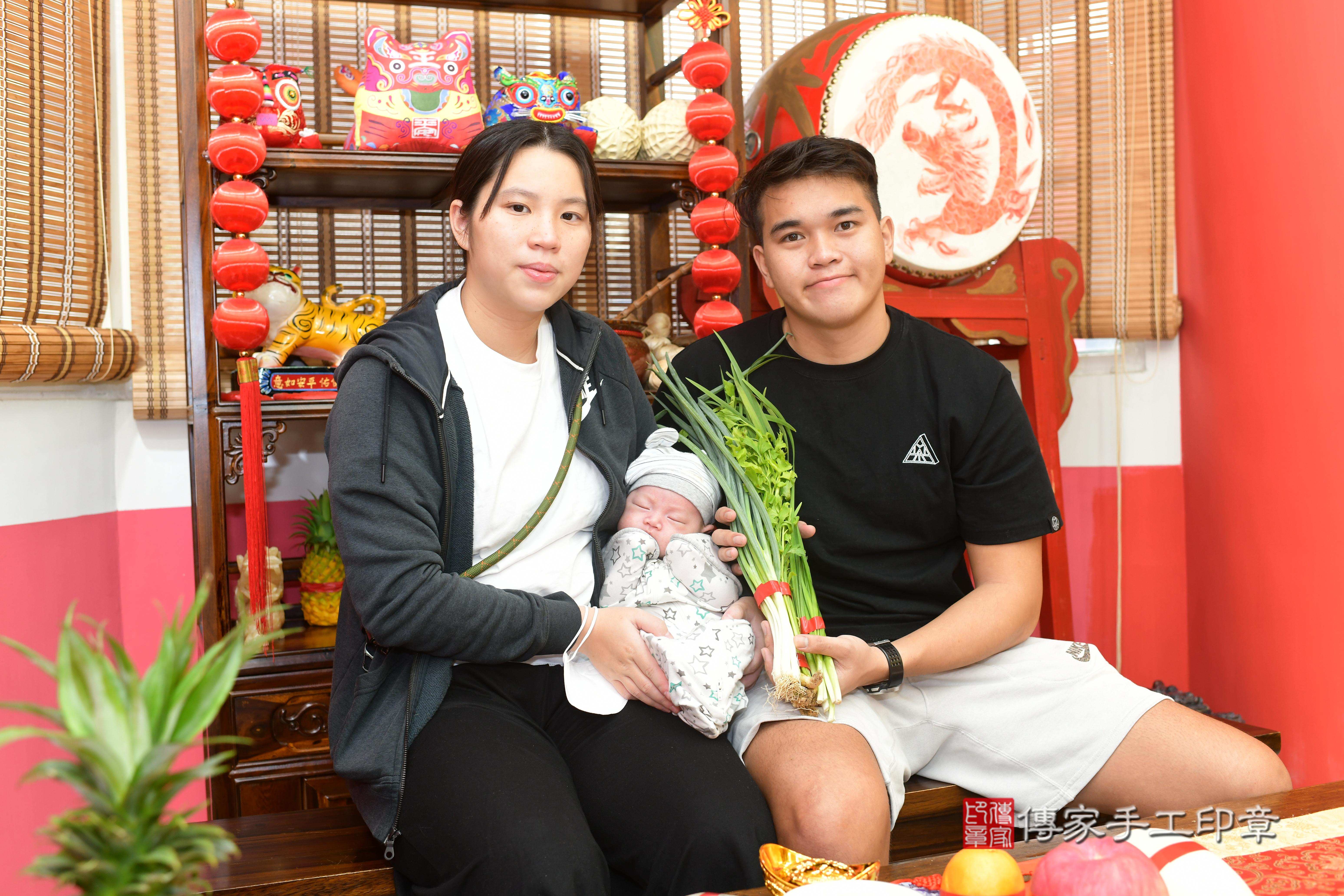 傳家手工印章高雄店、抓周、度脺、中國風會場、傳家嬰兒古禮、吉祥話、抓周道具物品24種、拍照。抓周證書。寶寶抓周、滿周歲、生日快樂、祝福