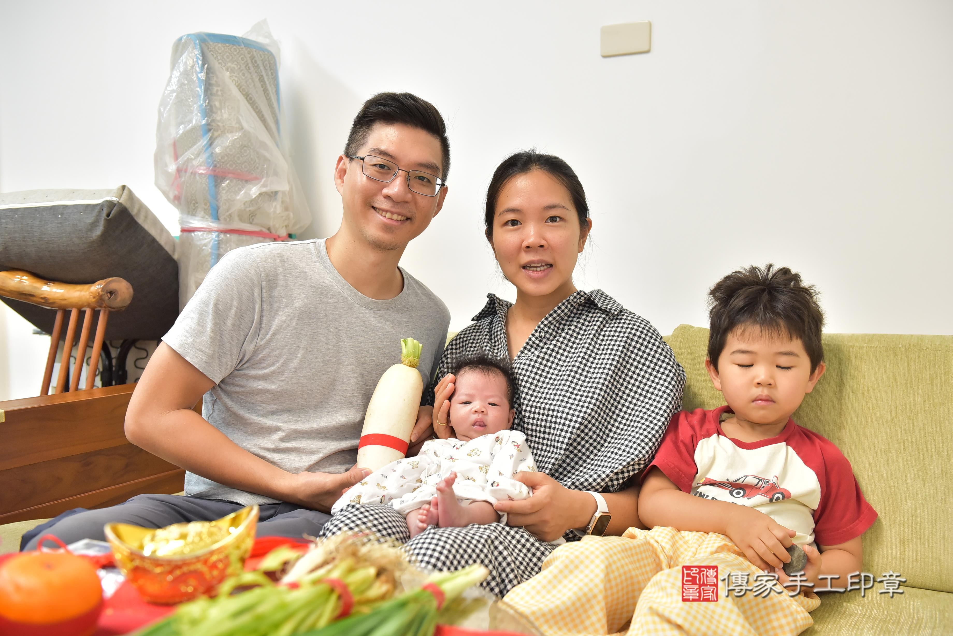 傳家手工印章高雄店、抓周、度脺、中國風會場、傳家嬰兒古禮、吉祥話、抓周道具物品24種、拍照。抓周證書。寶寶抓周、滿周歲、生日快樂、祝福