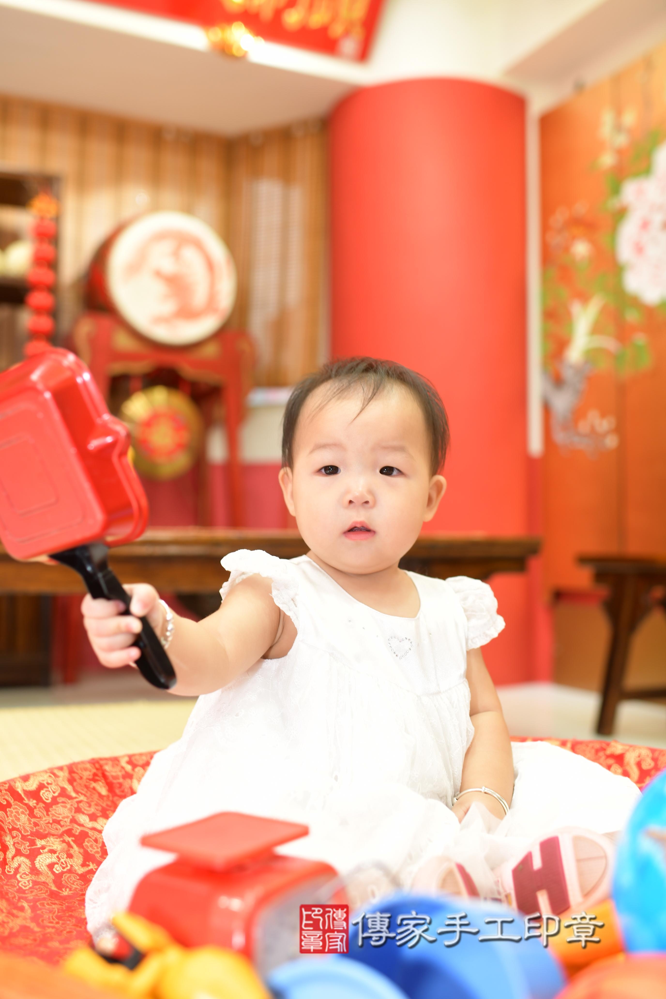 傳家手工印章高雄店、抓周、度脺、中國風會場、傳家嬰兒古禮、吉祥話、抓周道具物品24種、拍照。抓周證書。寶寶抓周、滿周歲、生日快樂、祝福