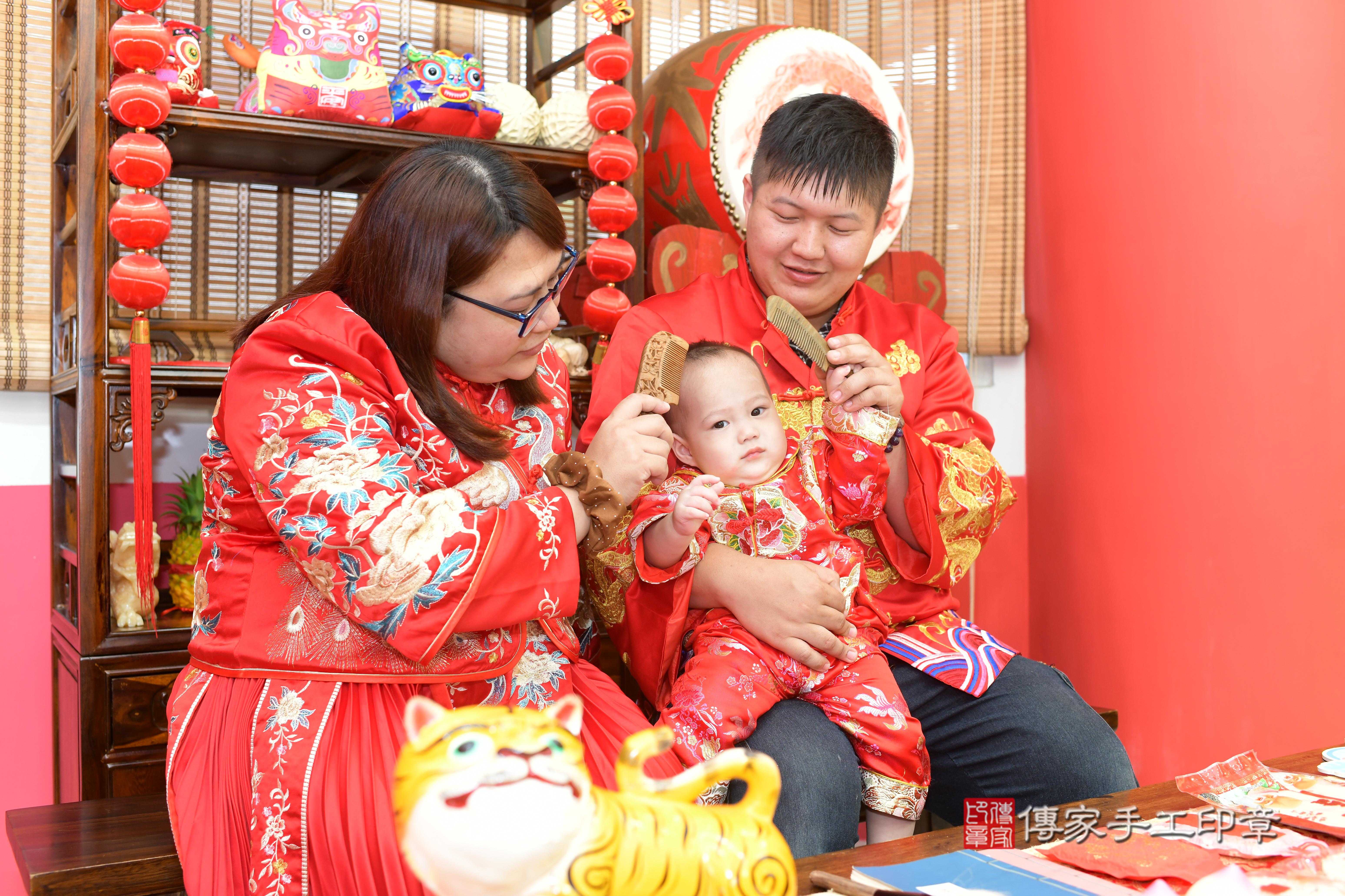 傳家手工印章高雄店、抓周、度脺、中國風會場、傳家嬰兒古禮、吉祥話、抓周道具物品24種、拍照。抓周證書。寶寶抓周、滿周歲、生日快樂、祝福