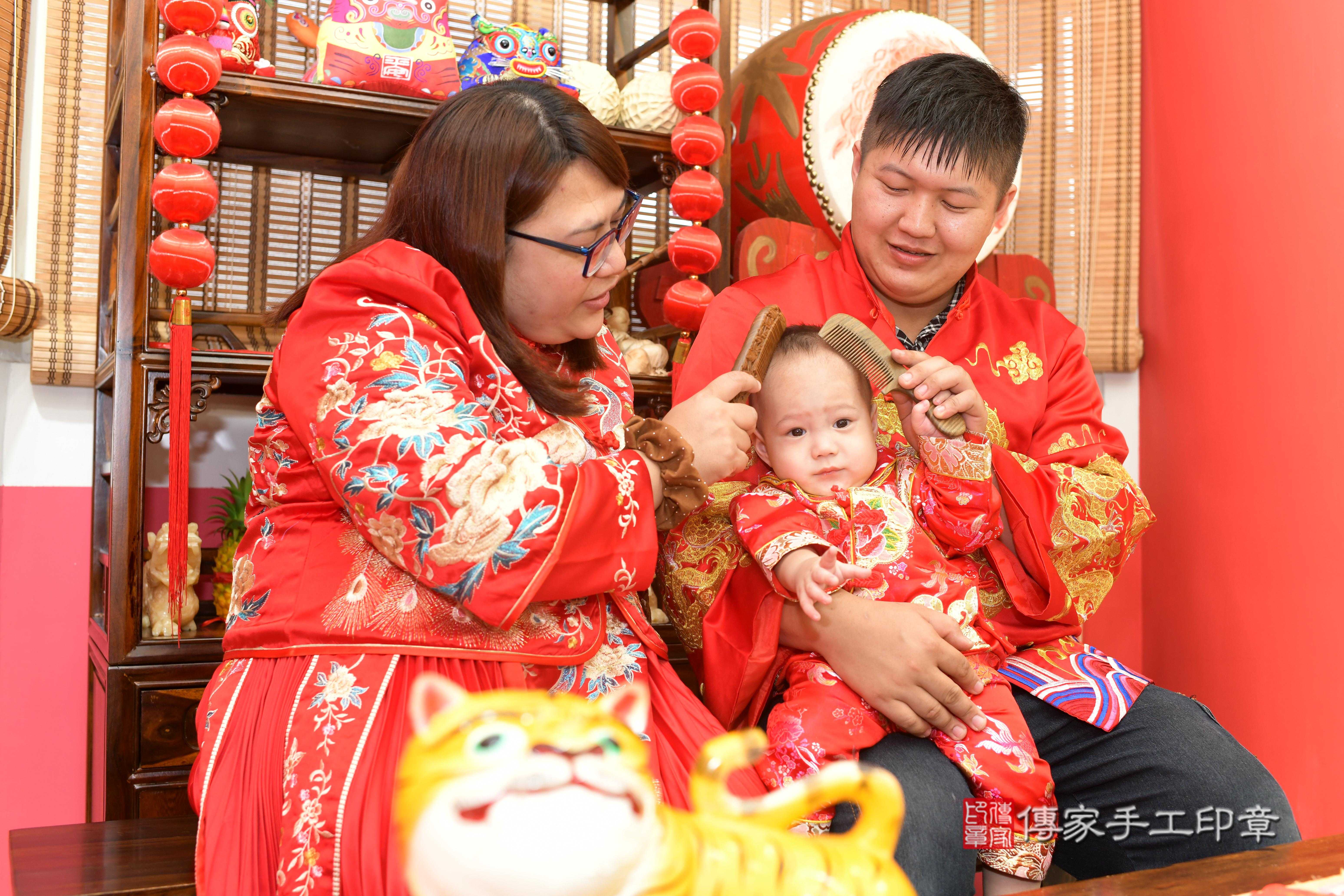 傳家手工印章高雄店、抓周、度脺、中國風會場、傳家嬰兒古禮、吉祥話、抓周道具物品24種、拍照。抓周證書。寶寶抓周、滿周歲、生日快樂、祝福