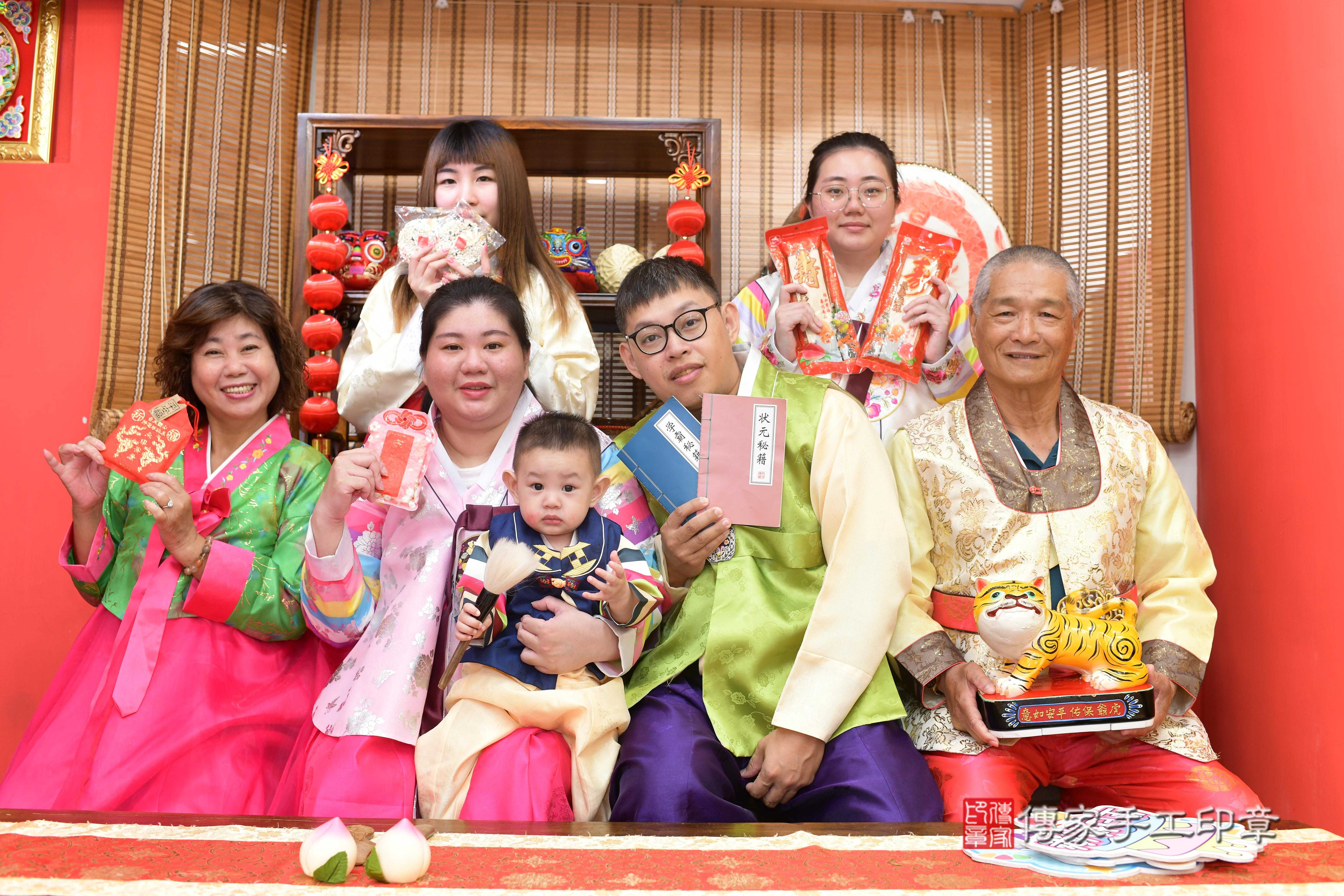 傳家手工印章高雄店、抓周、度脺、中國風會場、傳家嬰兒古禮、吉祥話、抓周道具物品24種、拍照。抓周證書。寶寶抓周、滿周歲、生日快樂、祝福