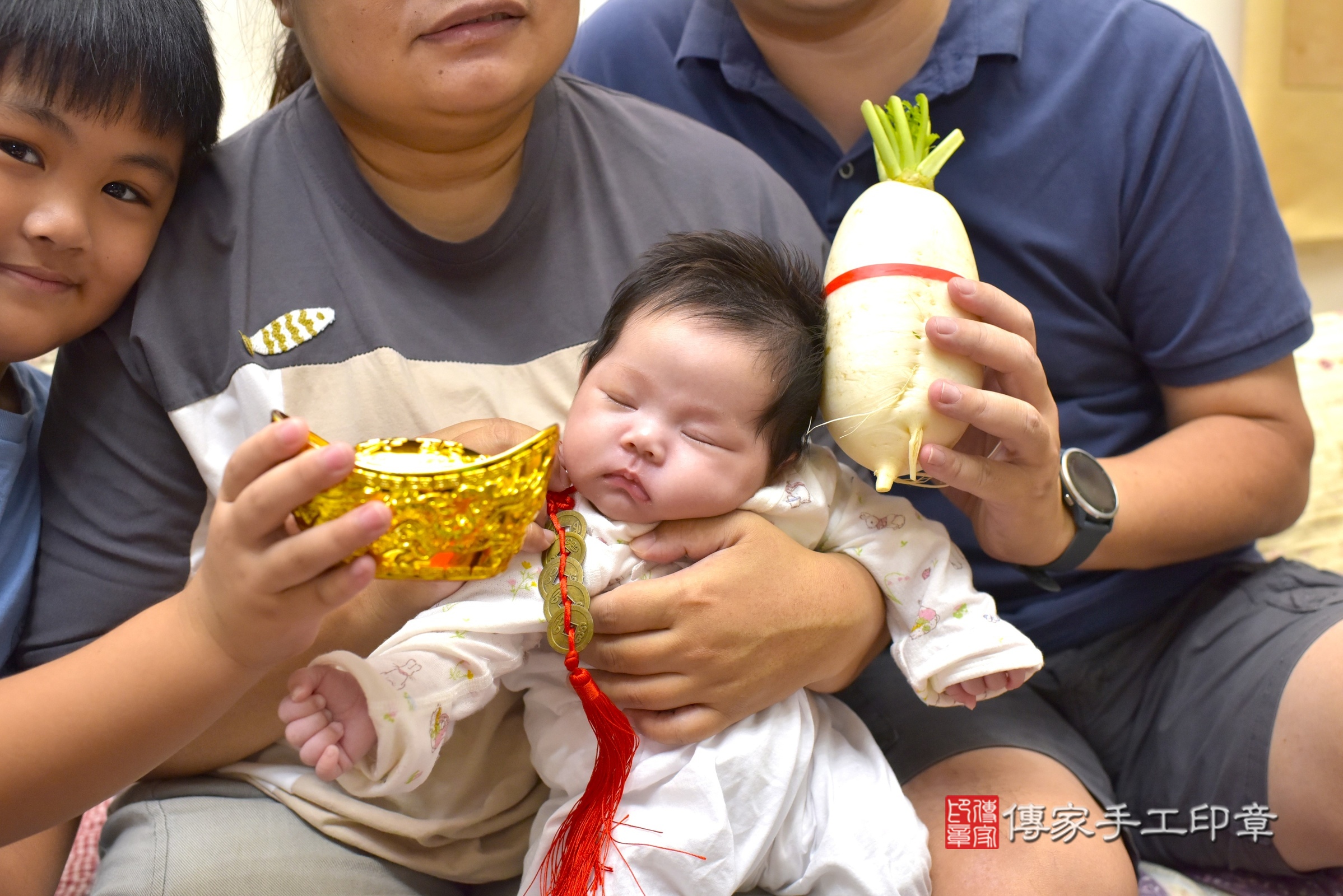 晞晞寶寶(台北市到府嬰兒晞晞寶寶滿月剃頭理髮、到府嬰兒剃胎毛儀式吉祥話)。到府剃頭剃胎毛主持、專業拍照、證書。★購買「臍帶章、肚臍章、胎毛筆刷印章」贈送：剃頭、收涎、抓周，三選一。2024.9.22，照片4