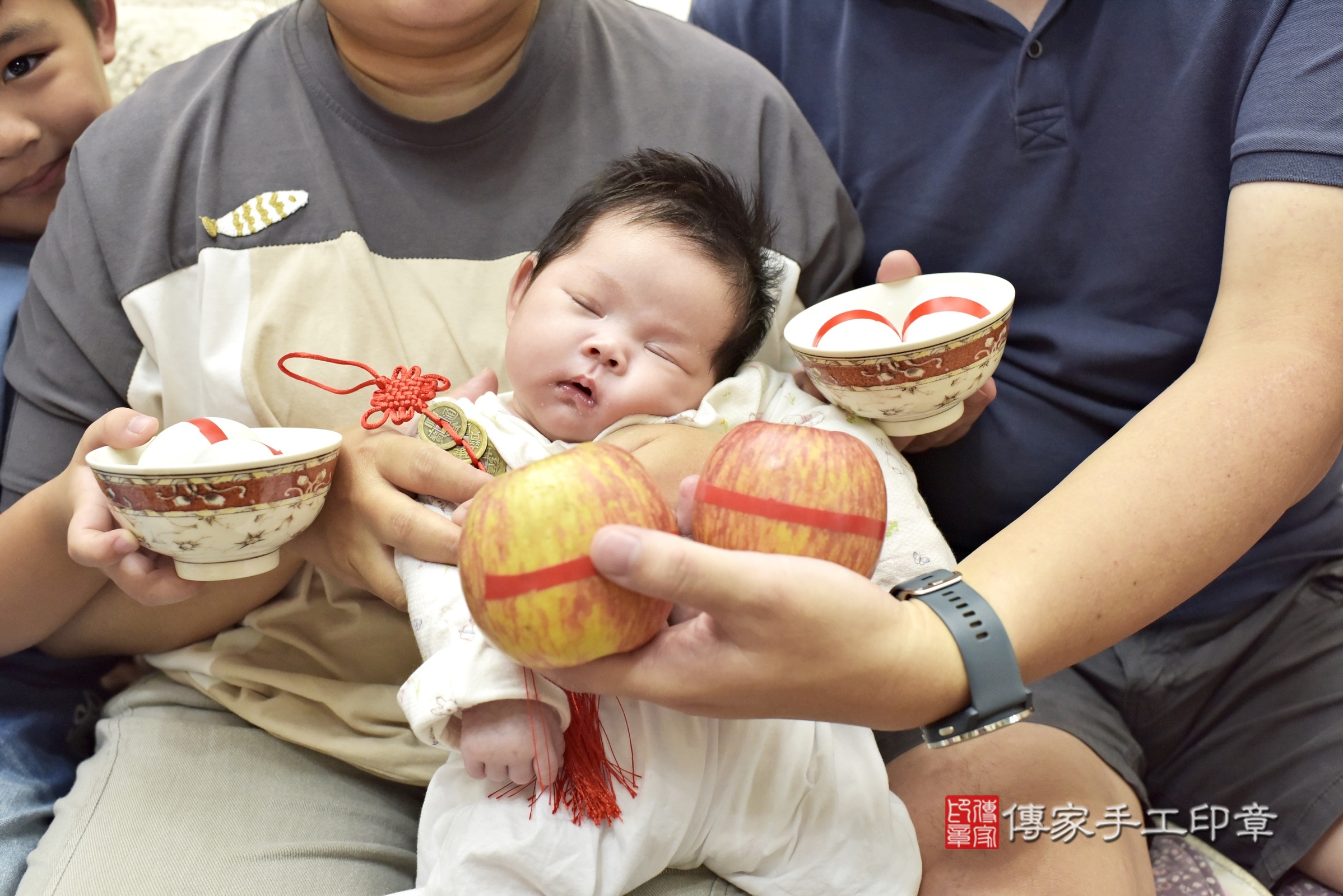 晞晞寶寶(台北市到府嬰兒晞晞寶寶滿月剃頭理髮、到府嬰兒剃胎毛儀式吉祥話)。到府剃頭剃胎毛主持、專業拍照、證書。★購買「臍帶章、肚臍章、胎毛筆刷印章」贈送：剃頭、收涎、抓周，三選一。2024.9.22，照片6