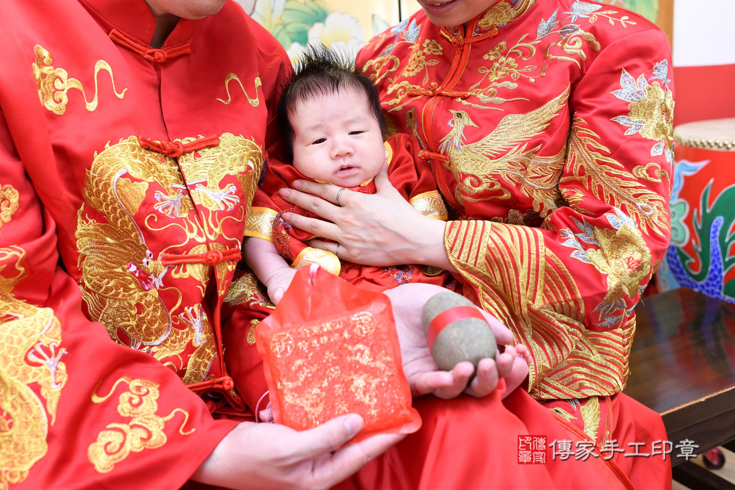 諺諺寶寶(台北市大同區嬰兒寶寶滿月剃頭理髮、嬰兒剃胎毛儀式吉祥話)。中國風會場，爸媽寶貝穿「日中韓」古裝禮服。專業拍照、證書。★購買「臍帶章、肚臍章、胎毛筆刷印章」贈送：剃頭、收涎、抓周，三選一。2024.9.23，照片15