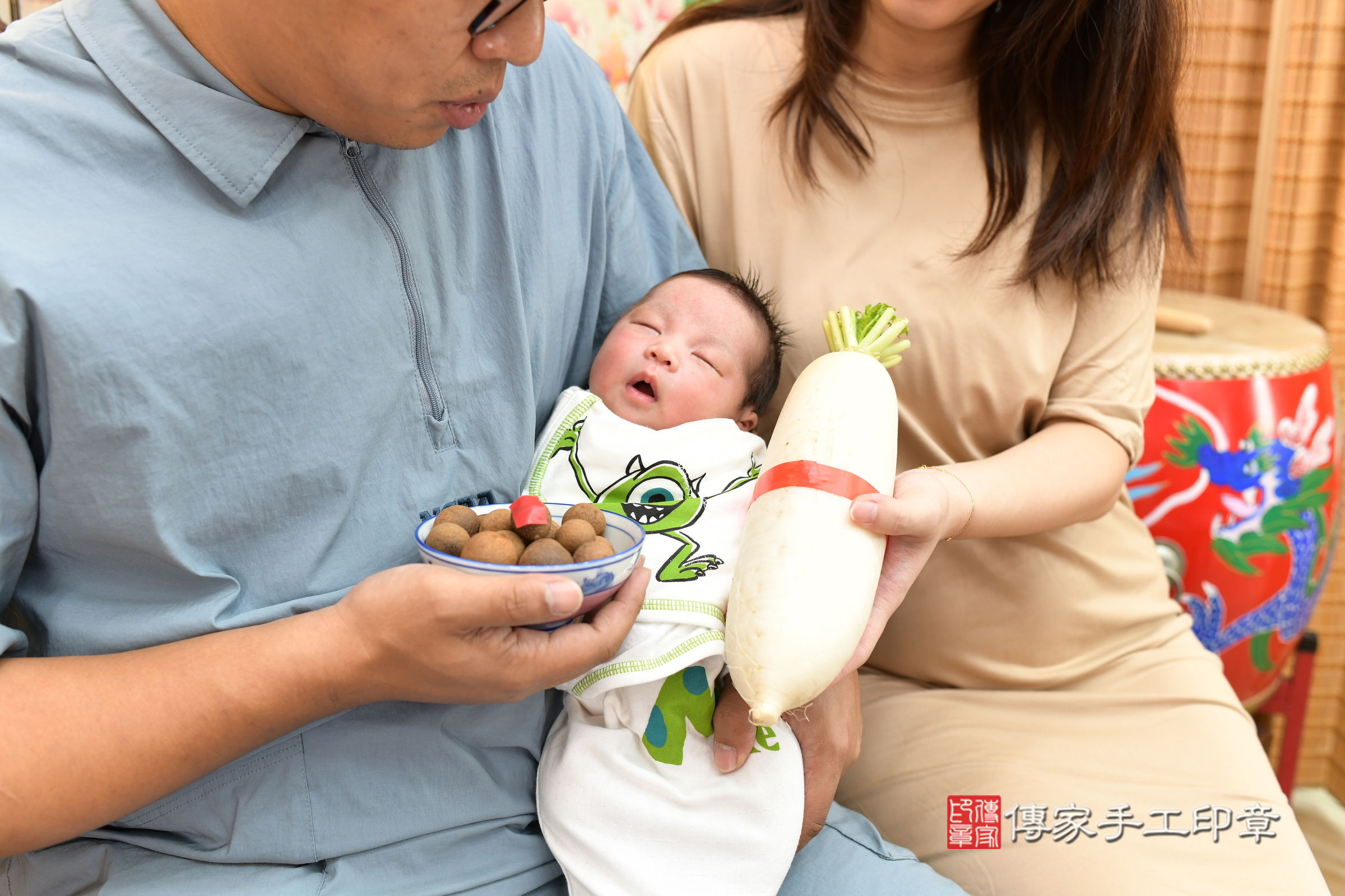 霖霖寶寶(台北市大同區嬰兒寶寶滿月剃頭理髮、嬰兒剃胎毛儀式吉祥話)。中國風會場，爸媽寶貝穿「日中韓」古裝禮服。專業拍照、證書。★購買「臍帶章、肚臍章、胎毛筆刷印章」贈送：剃頭、收涎、抓周，三選一。2024.9.27，照片17