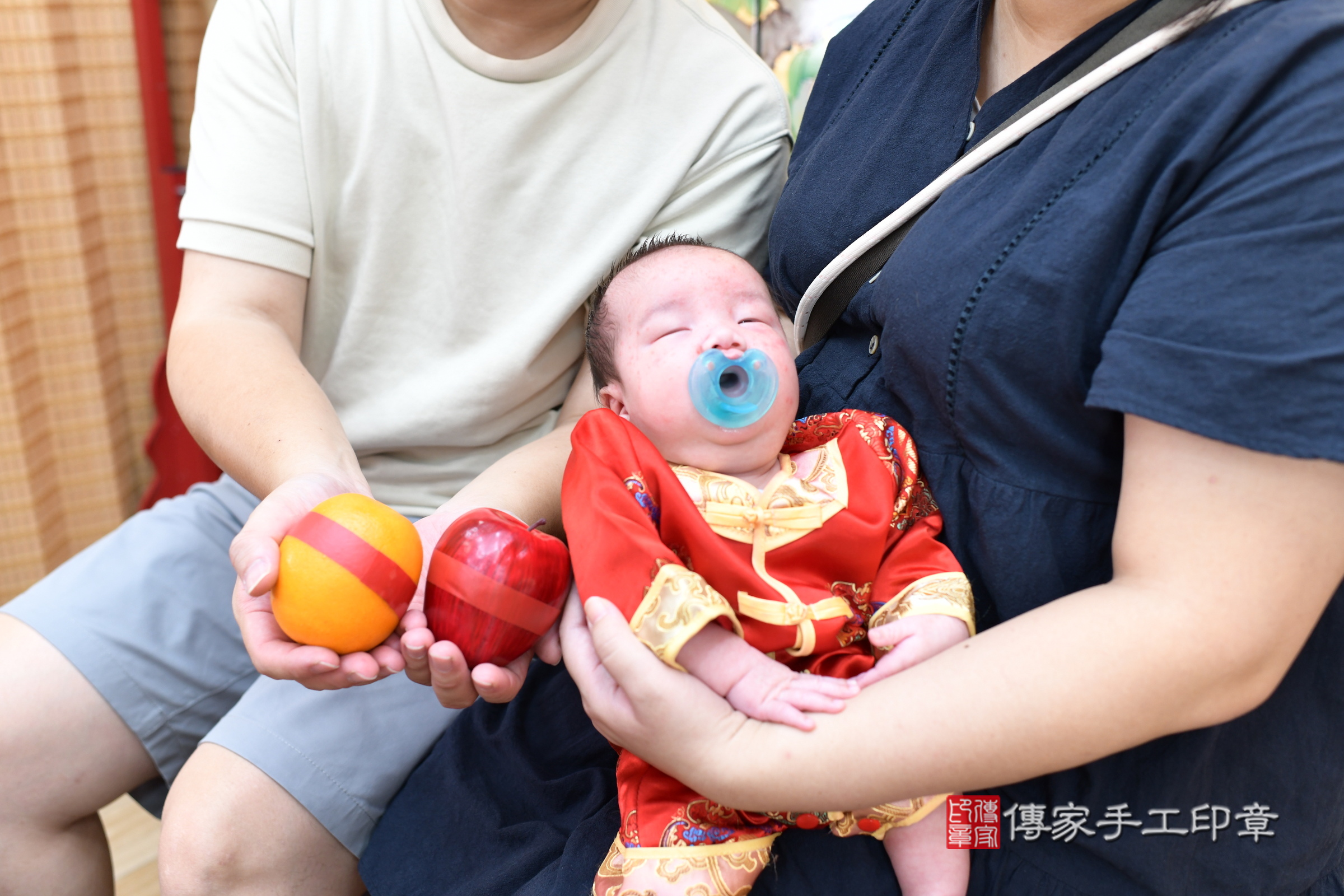 小淏寶寶(台北市大同區嬰兒寶寶滿月剃頭理髮、嬰兒剃胎毛儀式吉祥話)。中國風會場，爸媽寶貝穿「日中韓」古裝禮服。專業拍照、證書。★購買「臍帶章、肚臍章、胎毛筆刷印章」贈送：剃頭、收涎、抓周，三選一。2024.9.29，照片14