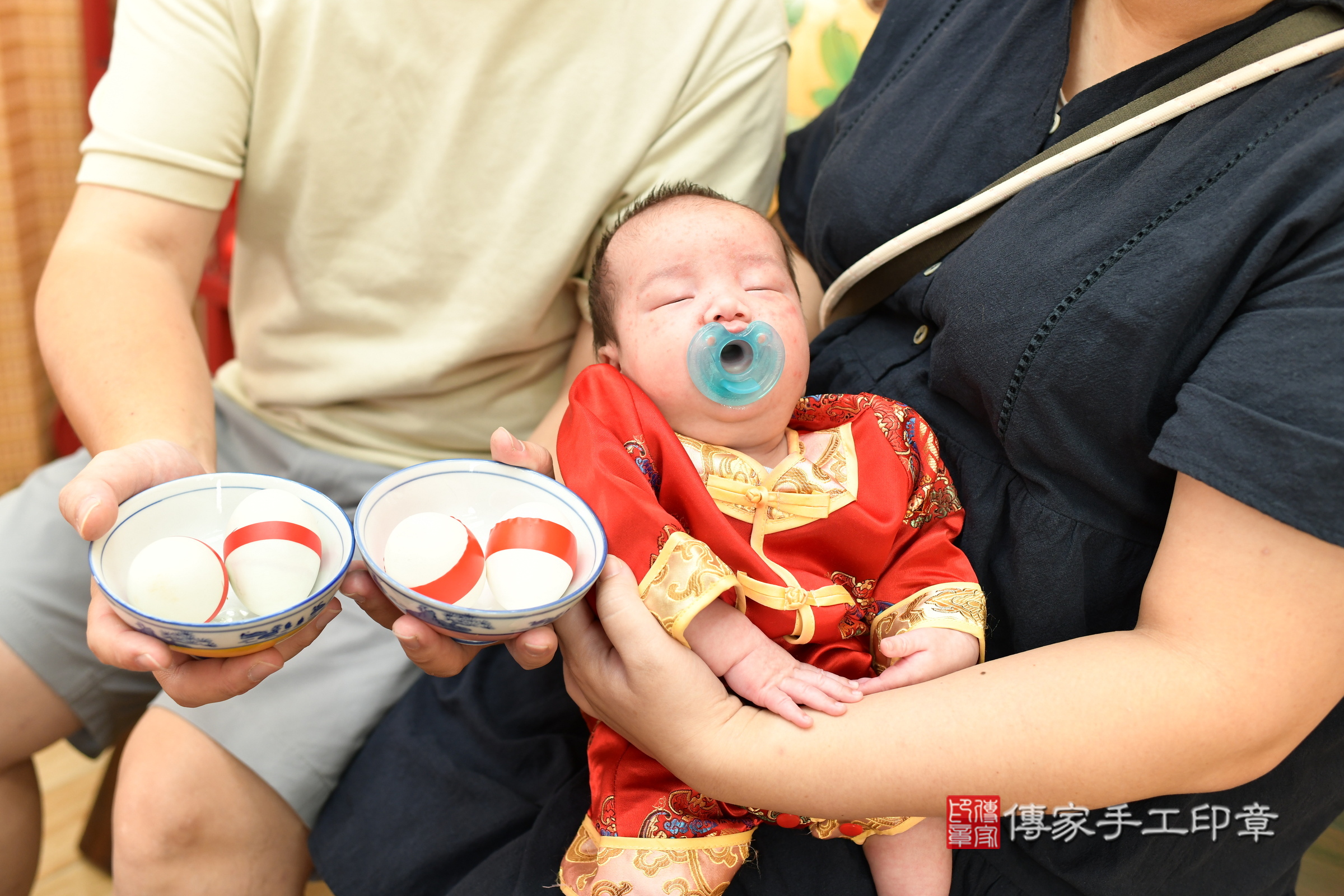 小淏寶寶(台北市大同區嬰兒寶寶滿月剃頭理髮、嬰兒剃胎毛儀式吉祥話)。中國風會場，爸媽寶貝穿「日中韓」古裝禮服。專業拍照、證書。★購買「臍帶章、肚臍章、胎毛筆刷印章」贈送：剃頭、收涎、抓周，三選一。2024.9.29，照片10