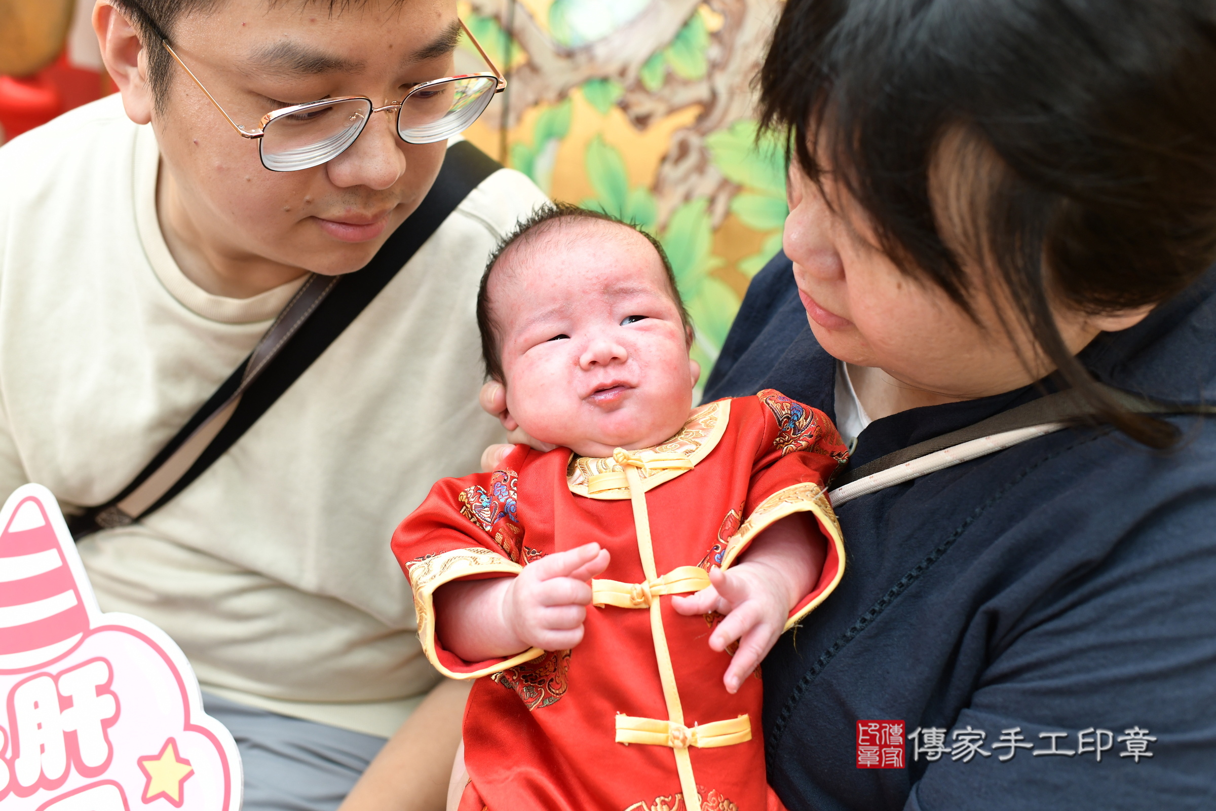 小淏寶寶(台北市大同區嬰兒寶寶滿月剃頭理髮、嬰兒剃胎毛儀式吉祥話)。中國風會場，爸媽寶貝穿「日中韓」古裝禮服。專業拍照、證書。★購買「臍帶章、肚臍章、胎毛筆刷印章」贈送：剃頭、收涎、抓周，三選一。2024.9.29，照片1