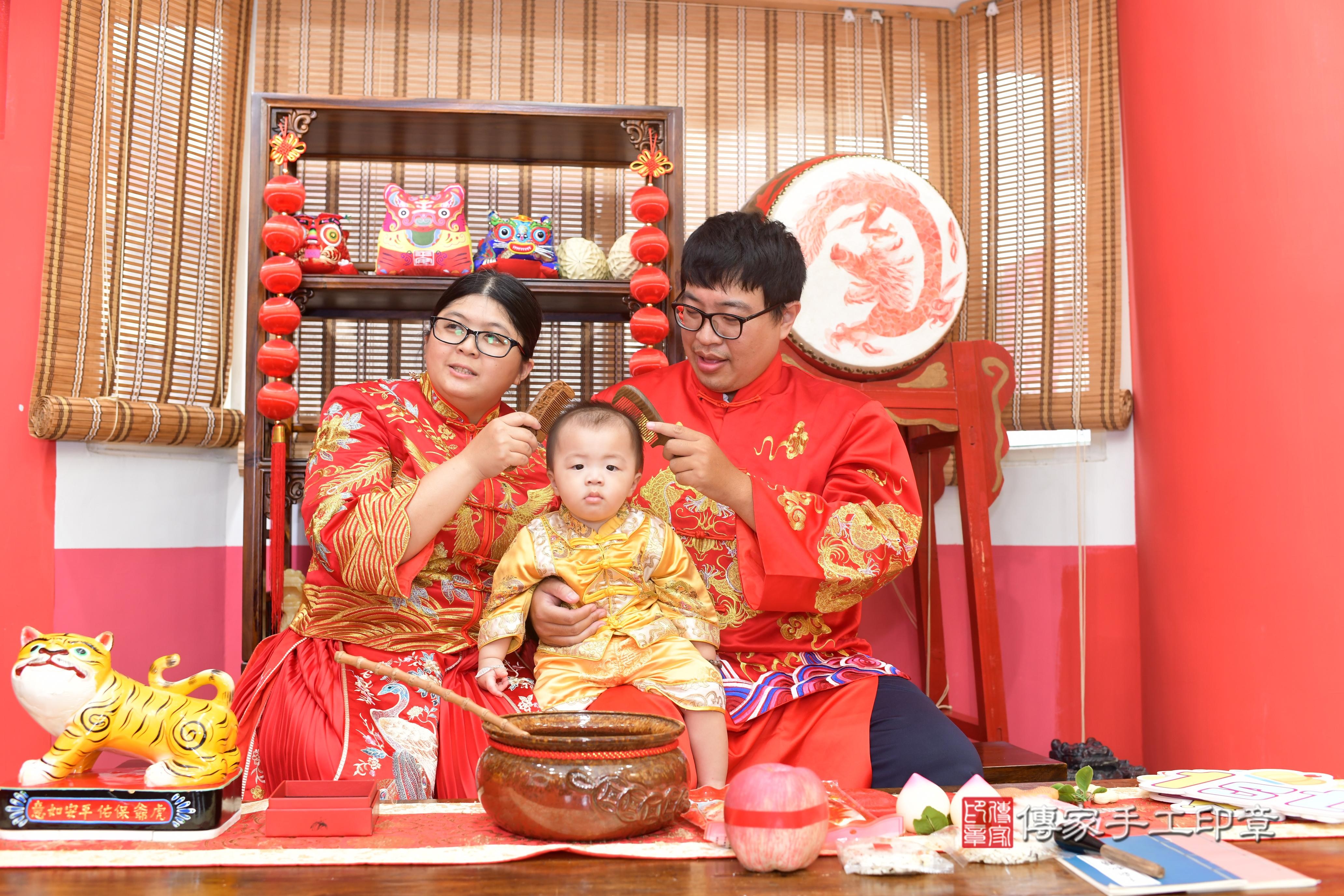 傳家手工印章高雄店、抓周、度脺、中國風會場、傳家嬰兒古禮、吉祥話、抓周道具物品24種、拍照。抓周證書。寶寶抓周、滿周歲、生日快樂、祝福