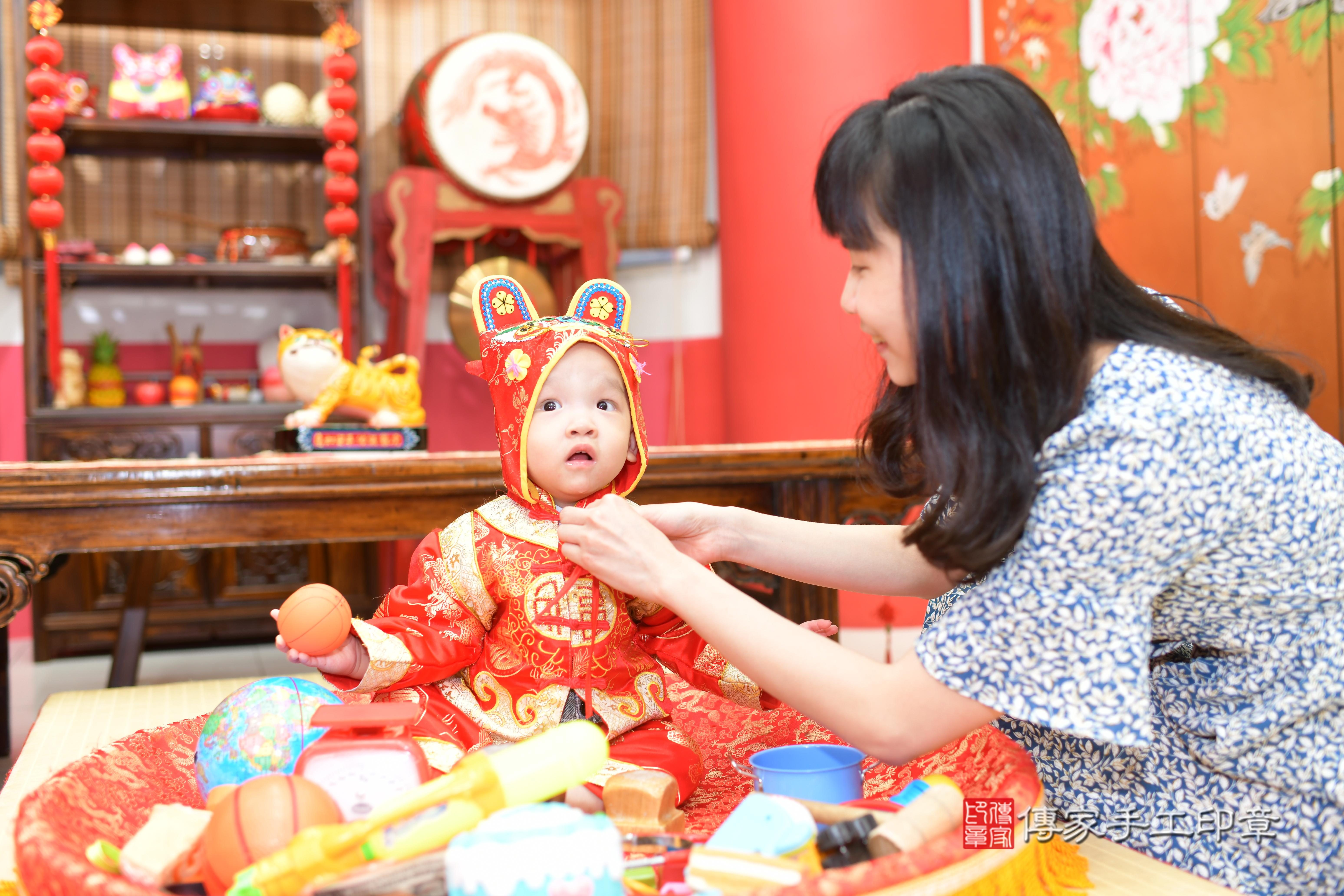 傳家手工印章高雄店、抓周、度脺、中國風會場、傳家嬰兒古禮、吉祥話、抓周道具物品24種、拍照。抓周證書。寶寶抓周、滿周歲、生日快樂、祝福