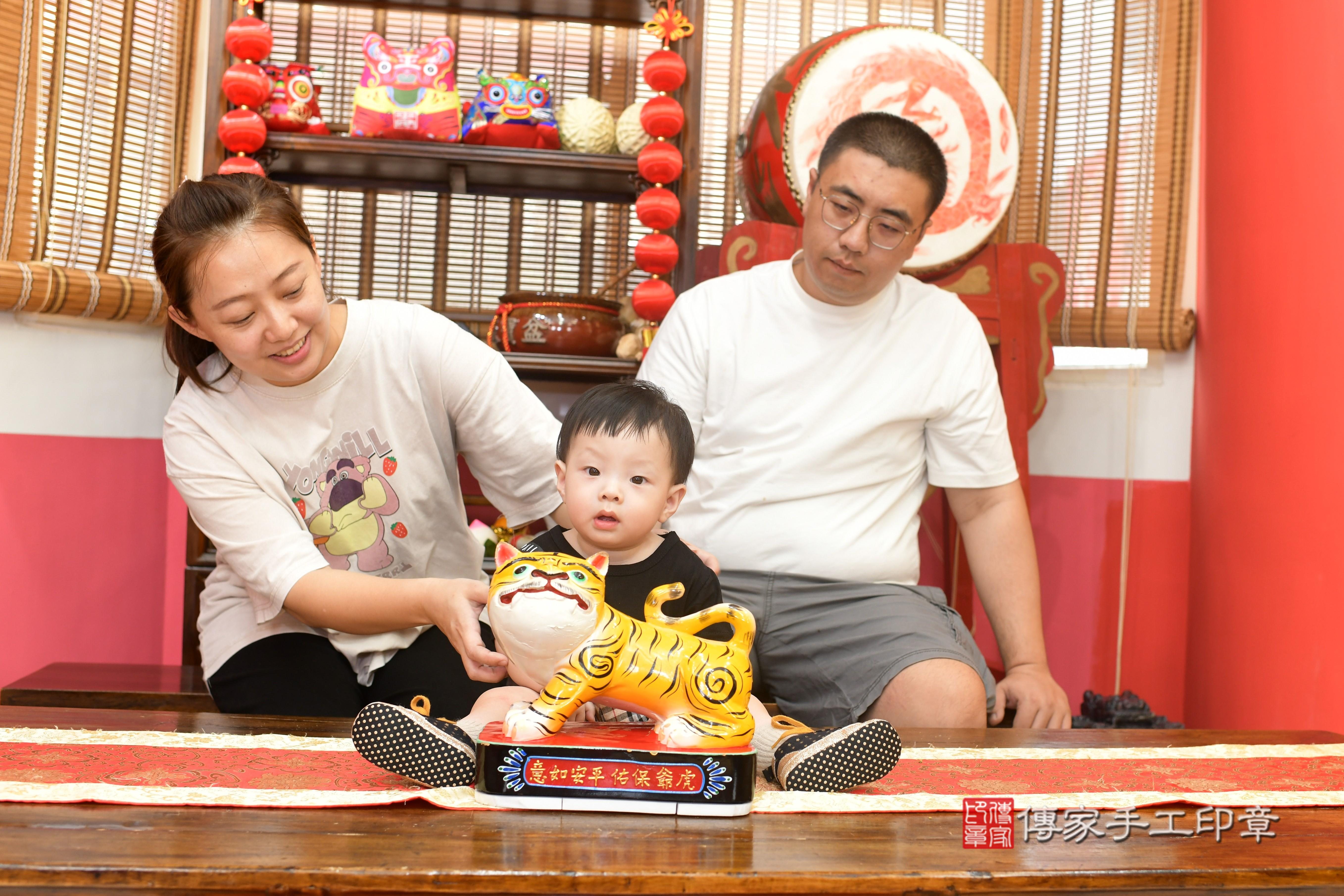 傳家手工印章高雄店、抓周、度脺、中國風會場、傳家嬰兒古禮、吉祥話、抓周道具物品24種、拍照。抓周證書。寶寶抓周、滿周歲、生日快樂、祝福