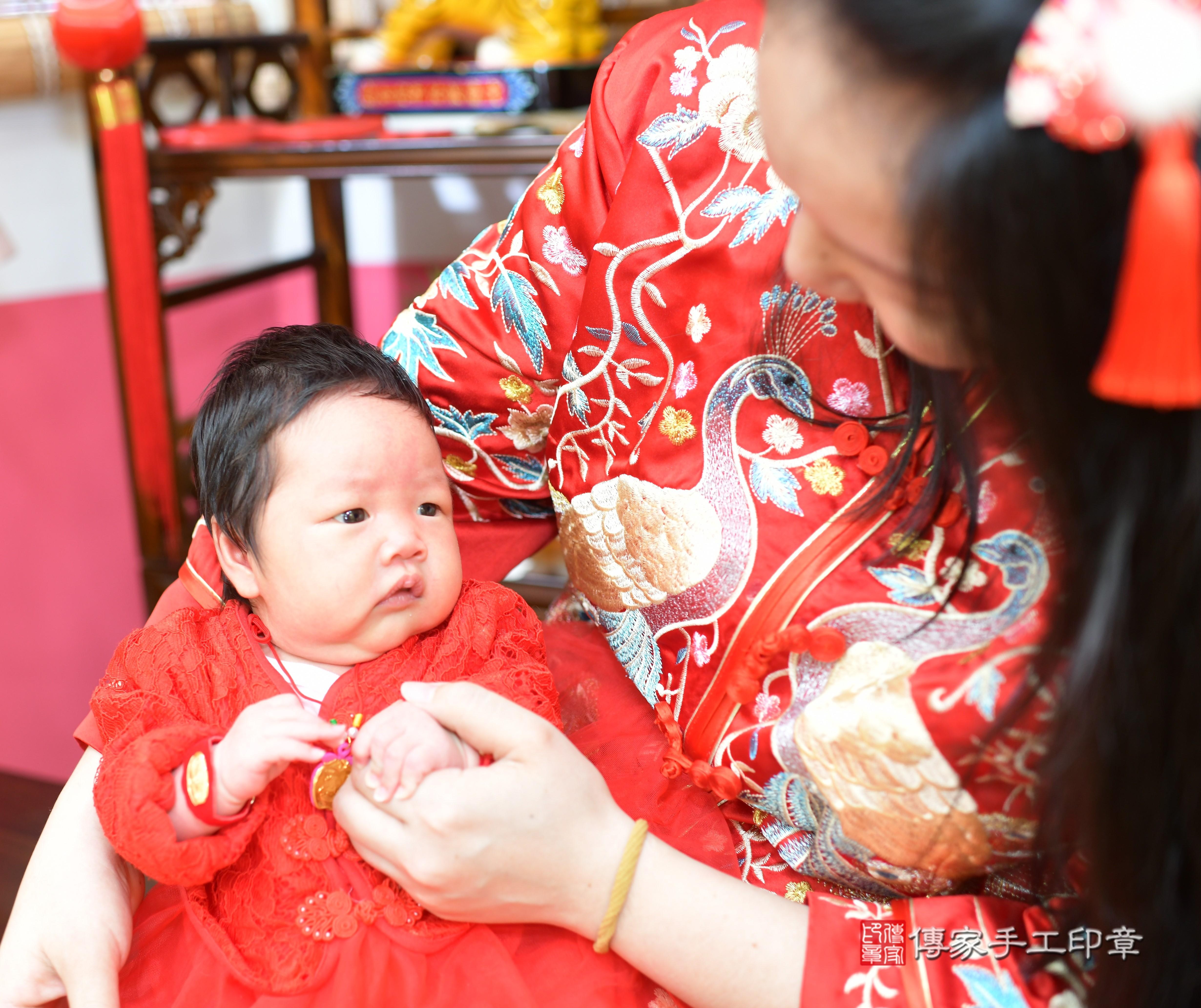 傳家手工印章高雄店、抓周、度脺、中國風會場、傳家嬰兒古禮、吉祥話、抓周道具物品24種、拍照。抓周證書。寶寶抓周、滿周歲、生日快樂、祝福